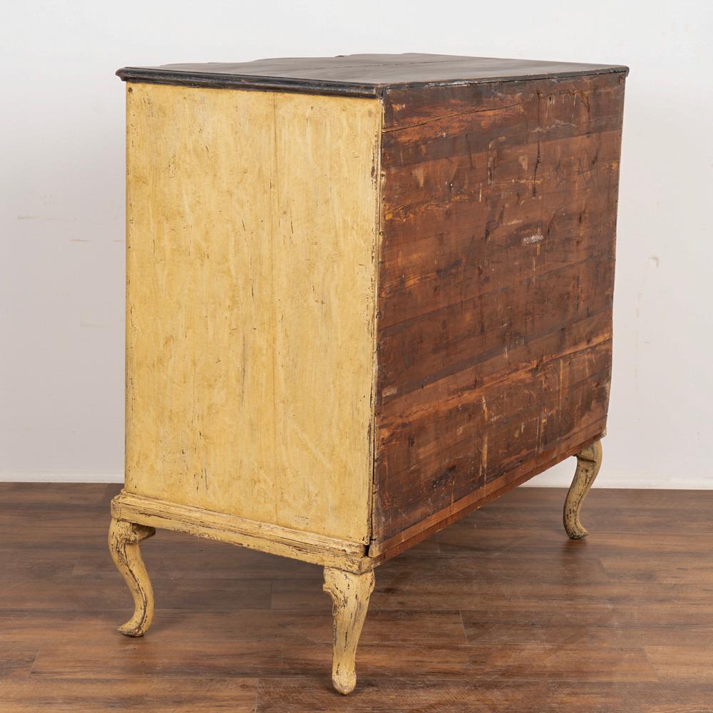 Grande commode rococo ancienne en chêne peinte en jaune, Danemark, circa 1800''s Bon état - En vente à Round Top, TX