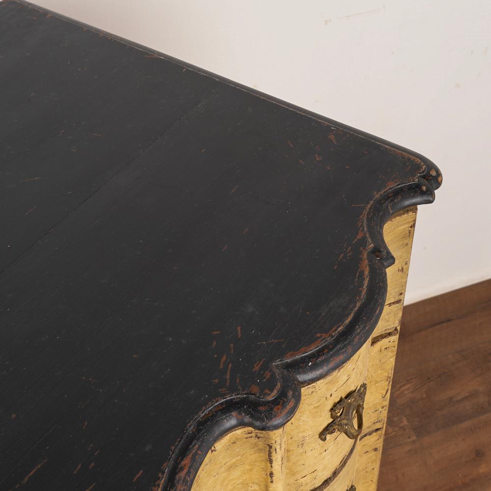 Legno Antico cassettone rococò in Oak dipinto di giallo, Danimarca, circa 1800 in vendita