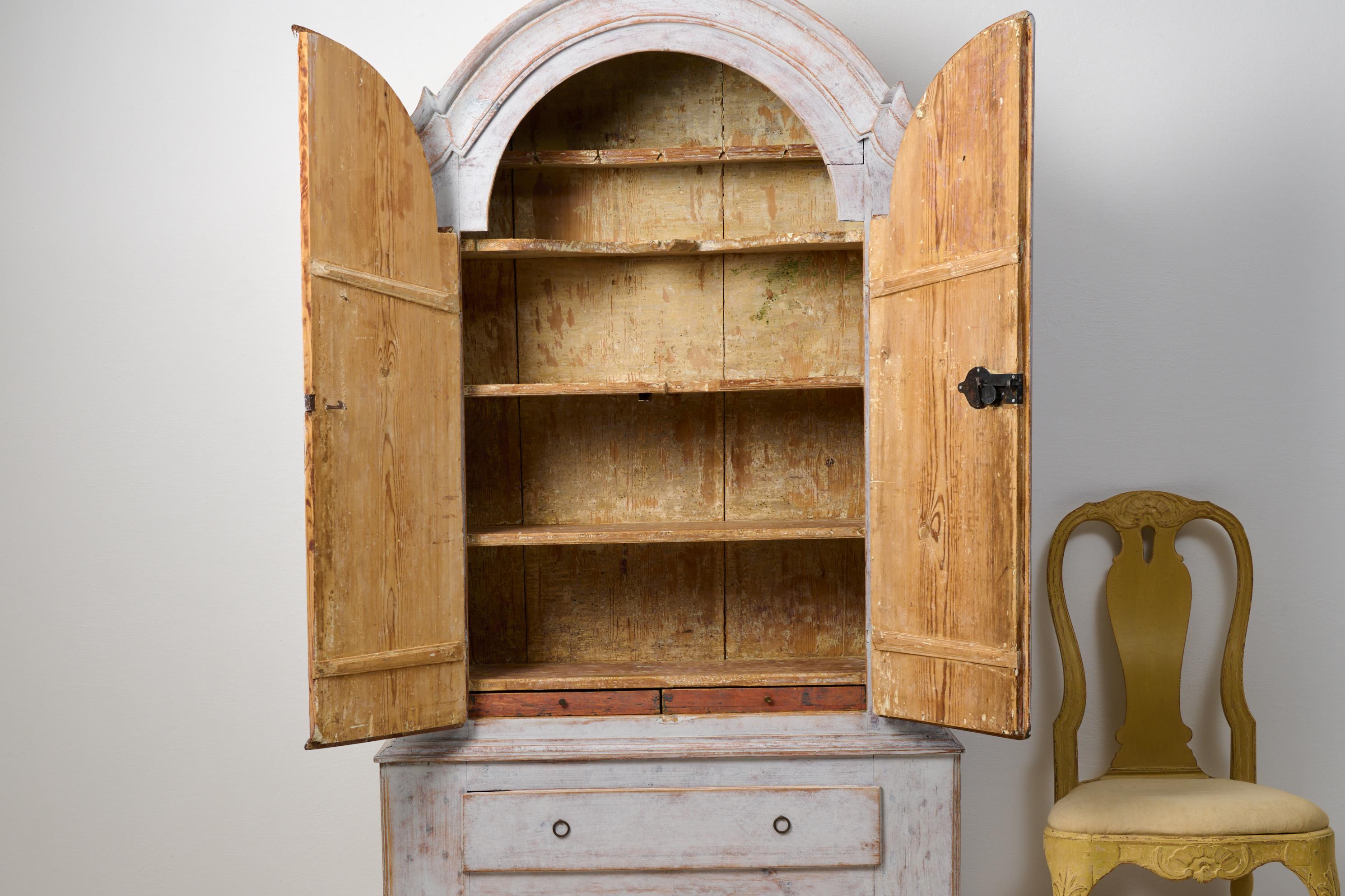 Antique Rococo Northern Swedish Rustic Genuine Grey Country Cabinet In Good Condition In Kramfors, SE