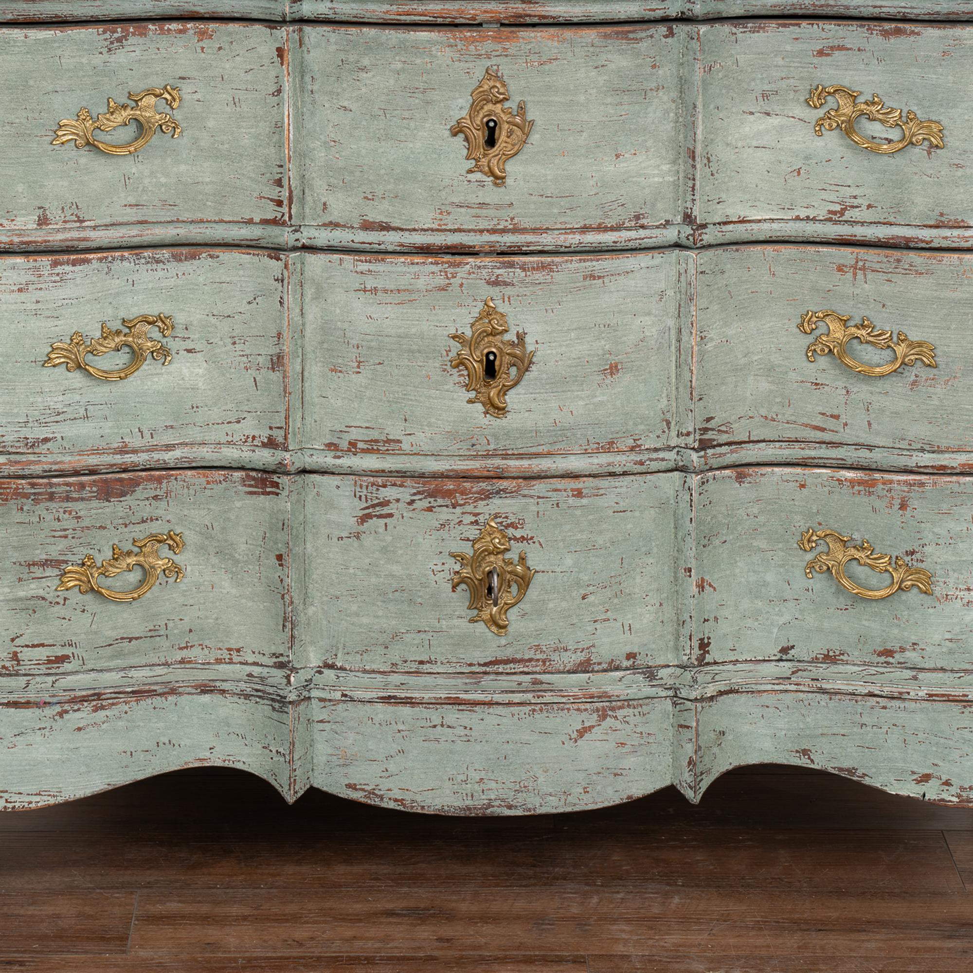 Ancienne grande commode à quatre tiroirs peinte en style rococo, Danemark vers 1750-80 en vente 4