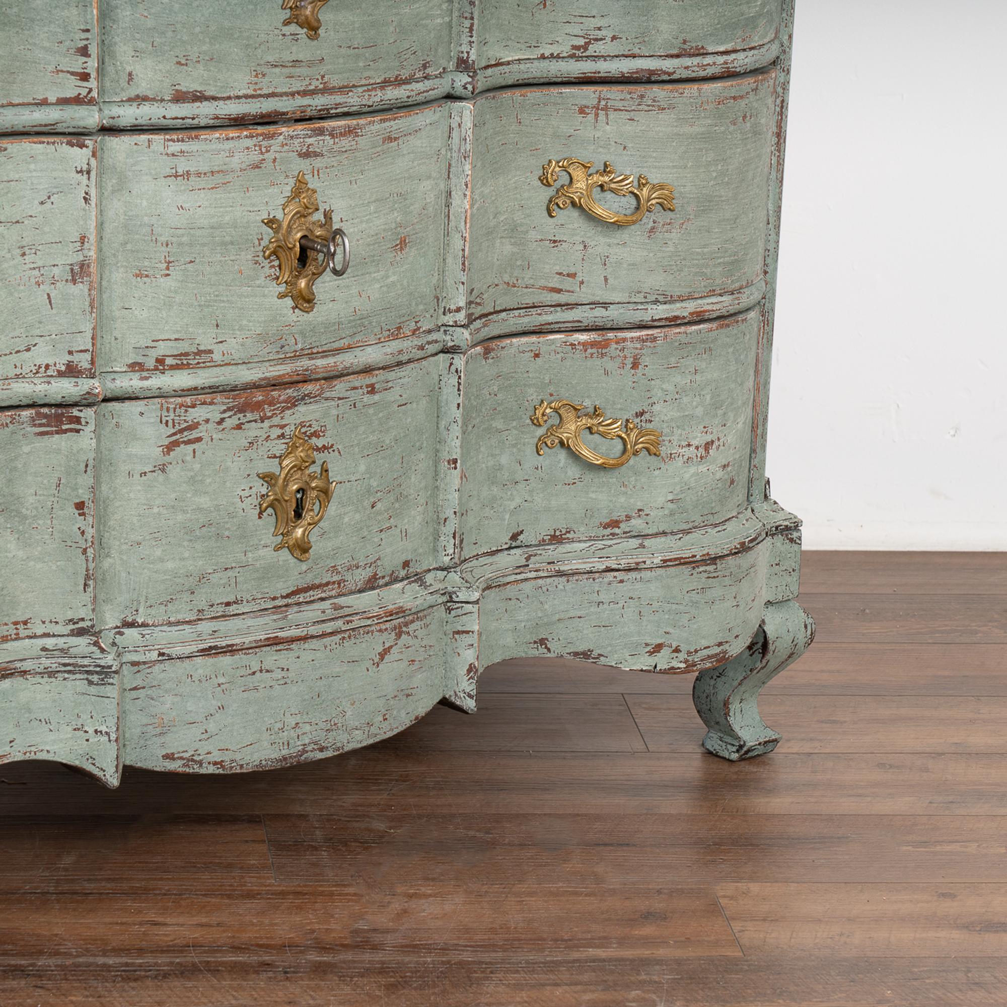 Ancienne grande commode à quatre tiroirs peinte en style rococo, Danemark vers 1750-80 en vente 1