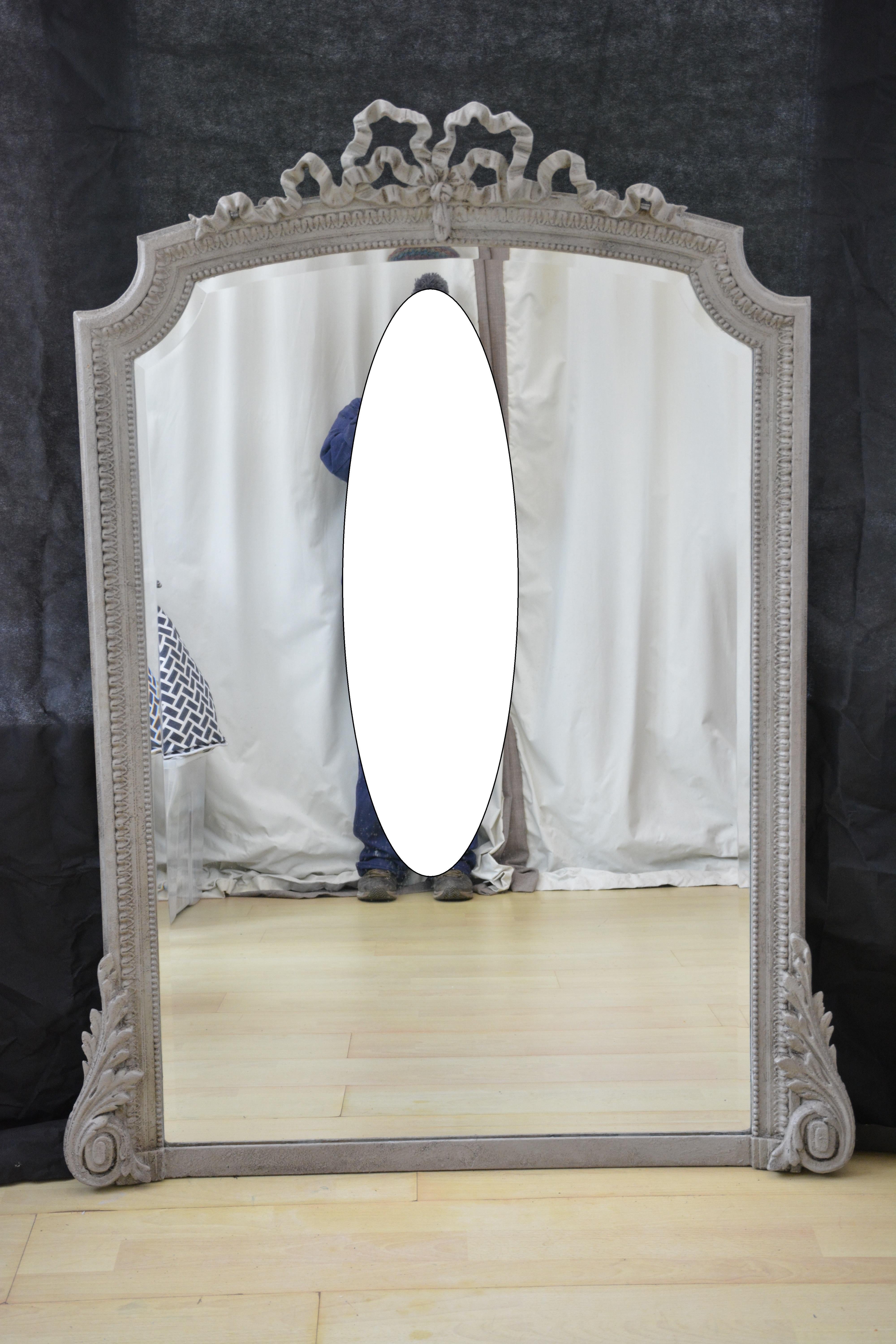 K0373 Bellissimo specchio da soffitto dipinto di fine secolo, con vetro originale a bordo smussato con alcune imperfezioni, cornice modanata e perlinata con cresta a nastro, affiancata da belle volute di foglie alla base. Questo specchio antico