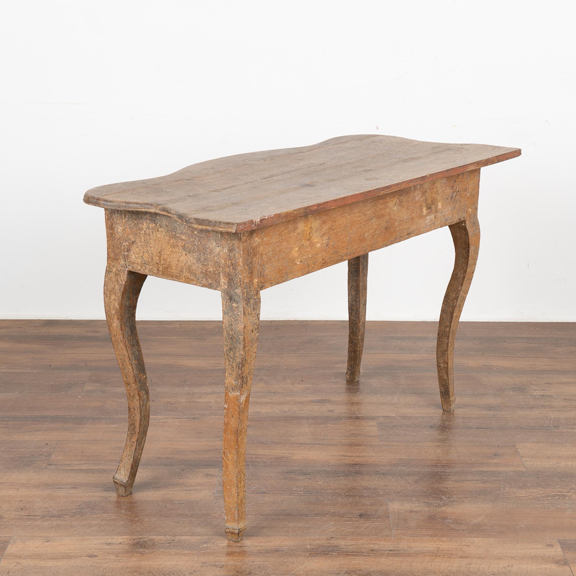 Ancienne table d'appoint rococo en pin avec tiroir, Suède vers 1770-80 en vente 3