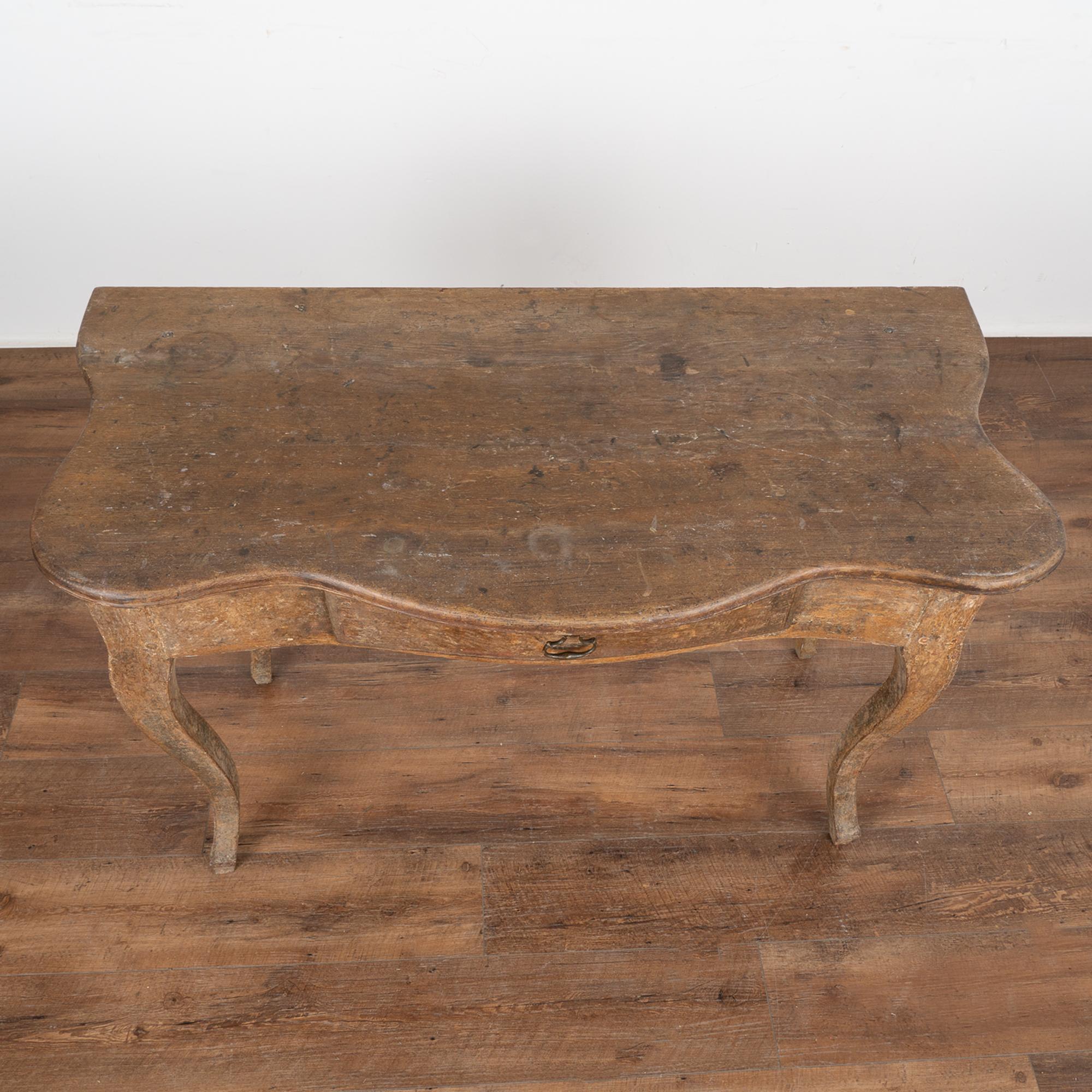 Ancienne table d'appoint rococo en pin avec tiroir, Suède vers 1770-80 Bon état - En vente à Round Top, TX