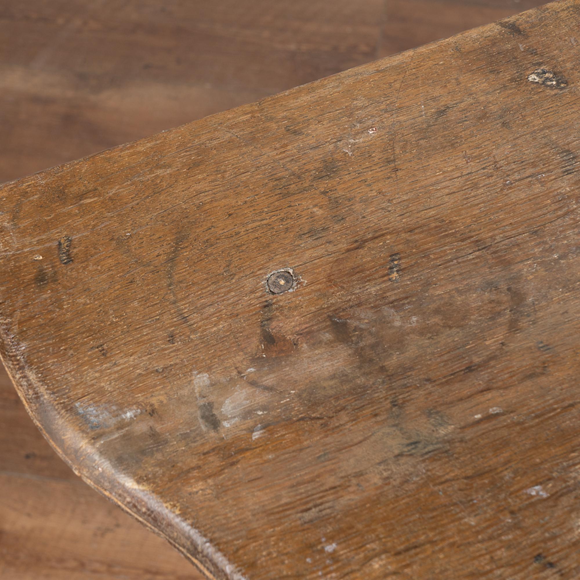 Chêne Ancienne table d'appoint rococo en pin avec tiroir, Suède vers 1770-80 en vente