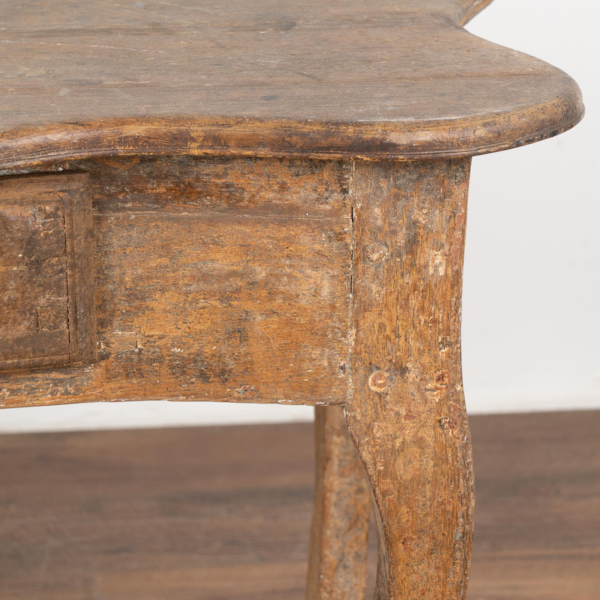 Ancienne table d'appoint rococo en pin avec tiroir, Suède vers 1770-80 en vente 2