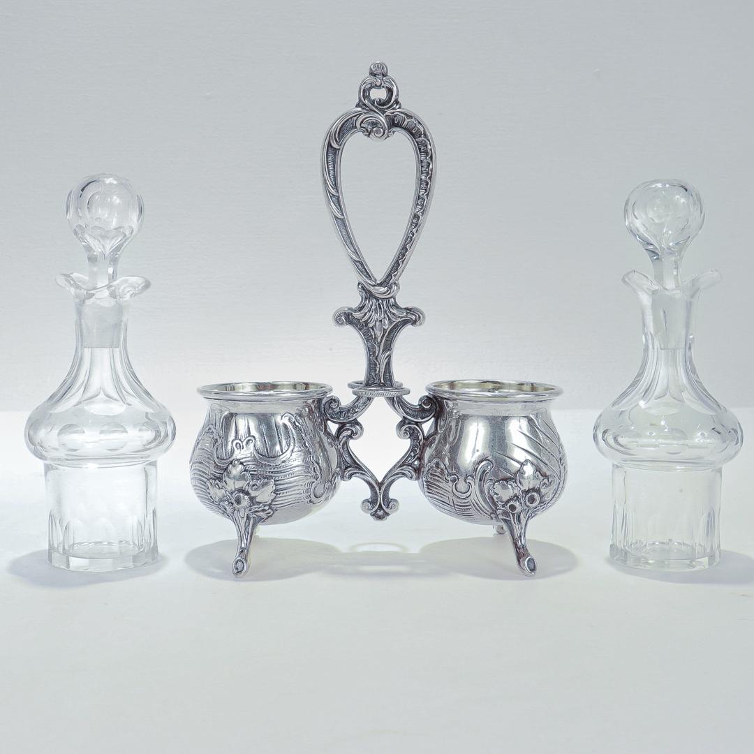 XIX secolo Antico set di ampolle d'argento e vetro tagliato in stile rococò continentale in vendita