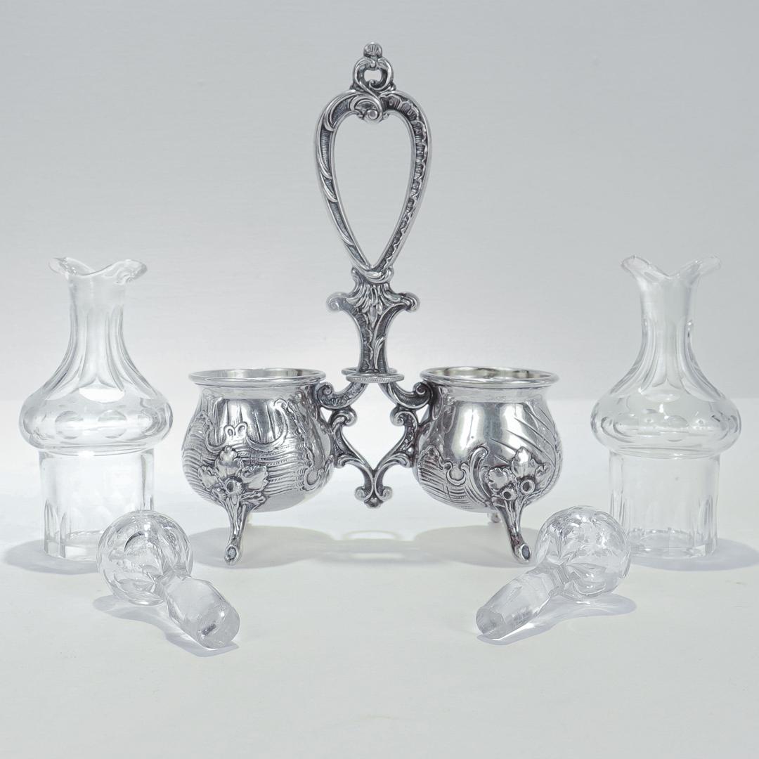 Argento Antico set di ampolle d'argento e vetro tagliato in stile rococò continentale in vendita