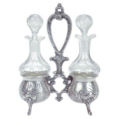 Antiguo juego de vinagreras de plata y cristal tallado de estilo rococó continental