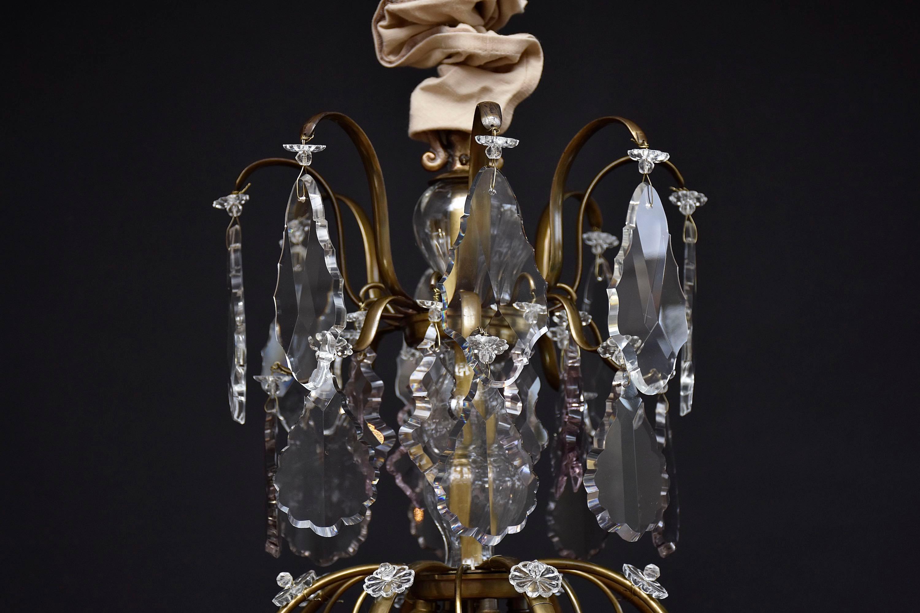 Scandinavo Antico lampadario in ottone e cristallo in stile rococò in vendita