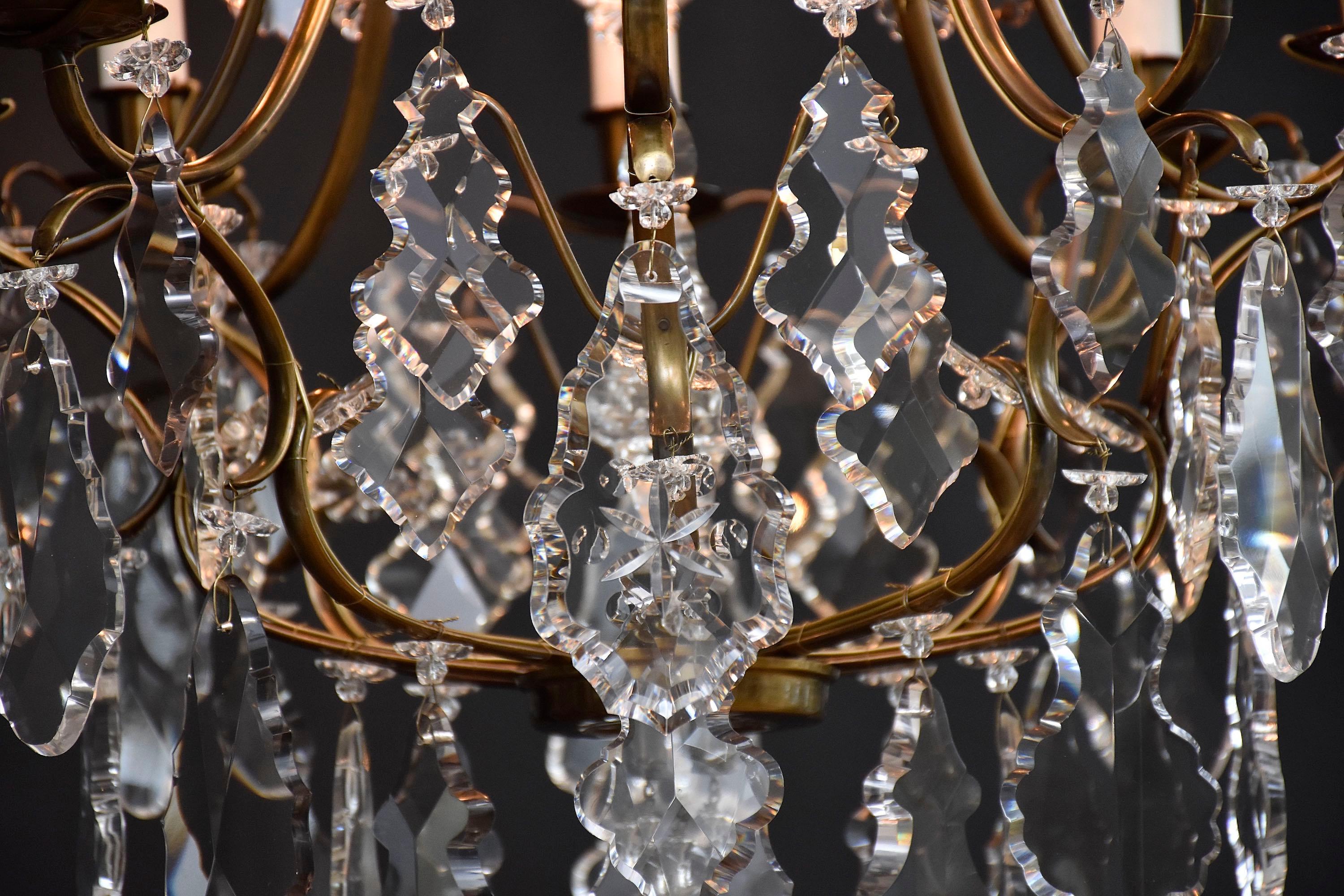 Fatto a mano Antico lampadario in ottone e cristallo in stile rococò in vendita