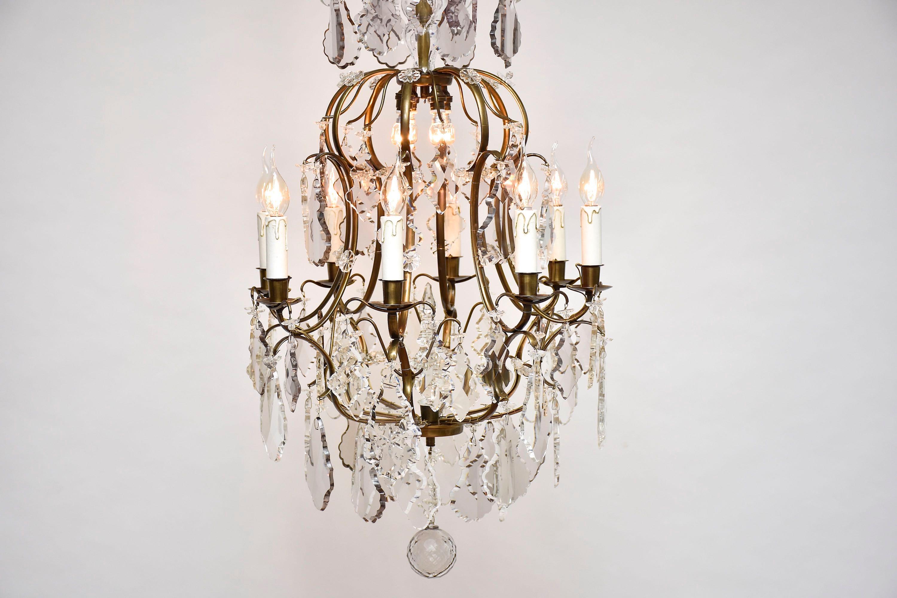 XX secolo Antico lampadario in ottone e cristallo in stile rococò in vendita