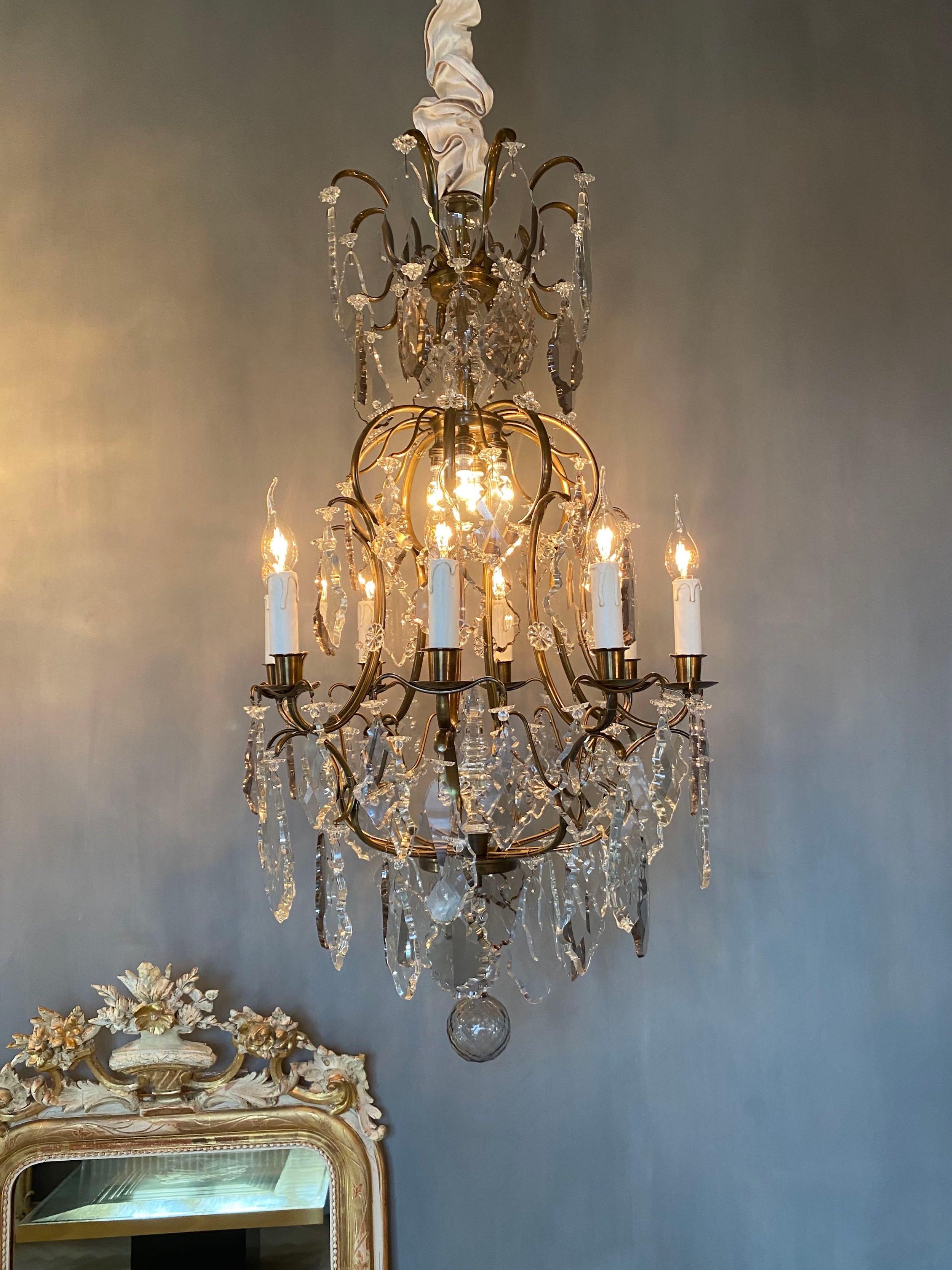 Antico lampadario in ottone e cristallo in stile rococò in vendita 1