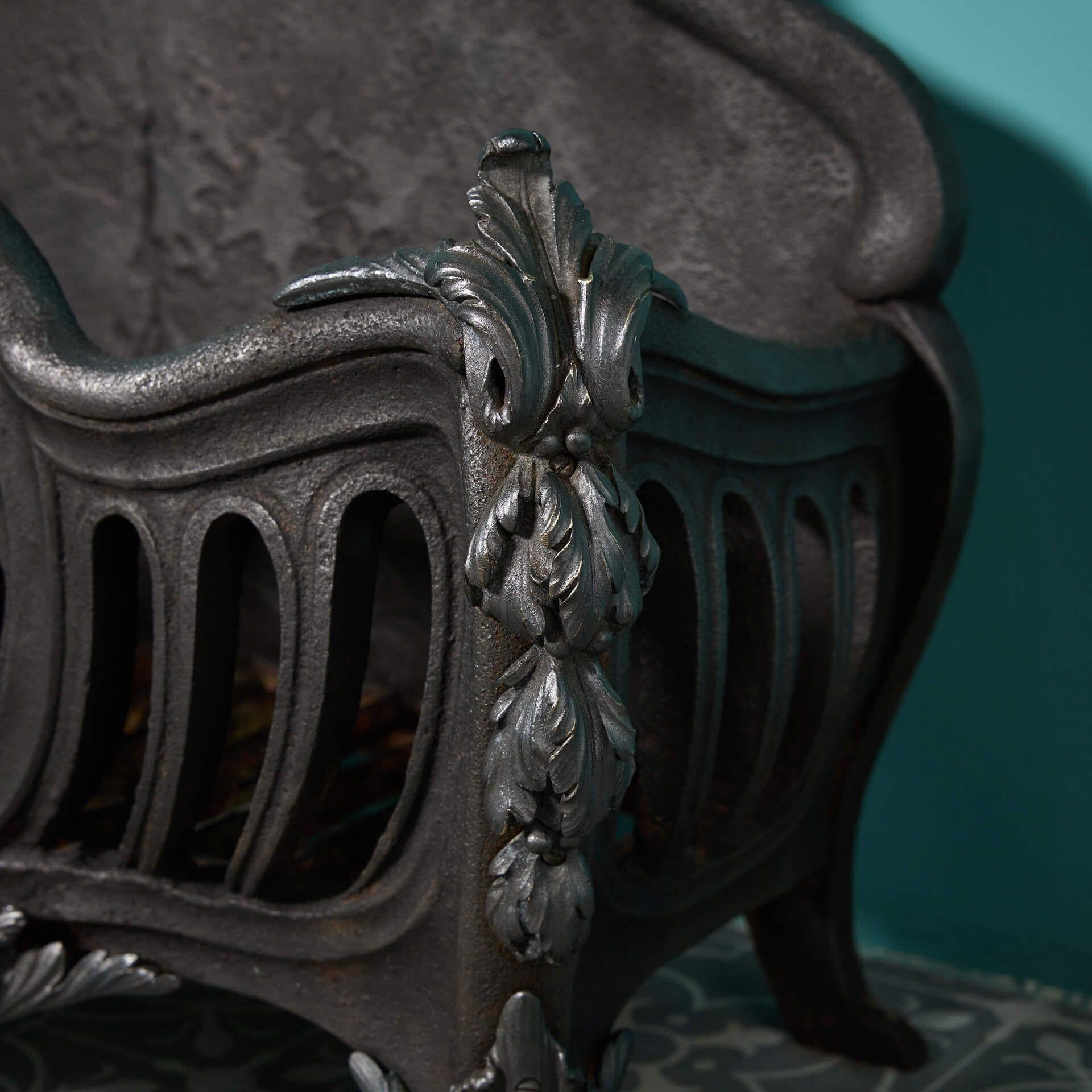 Rococò Griglia per camino in ghisa in stile rococò antico in vendita