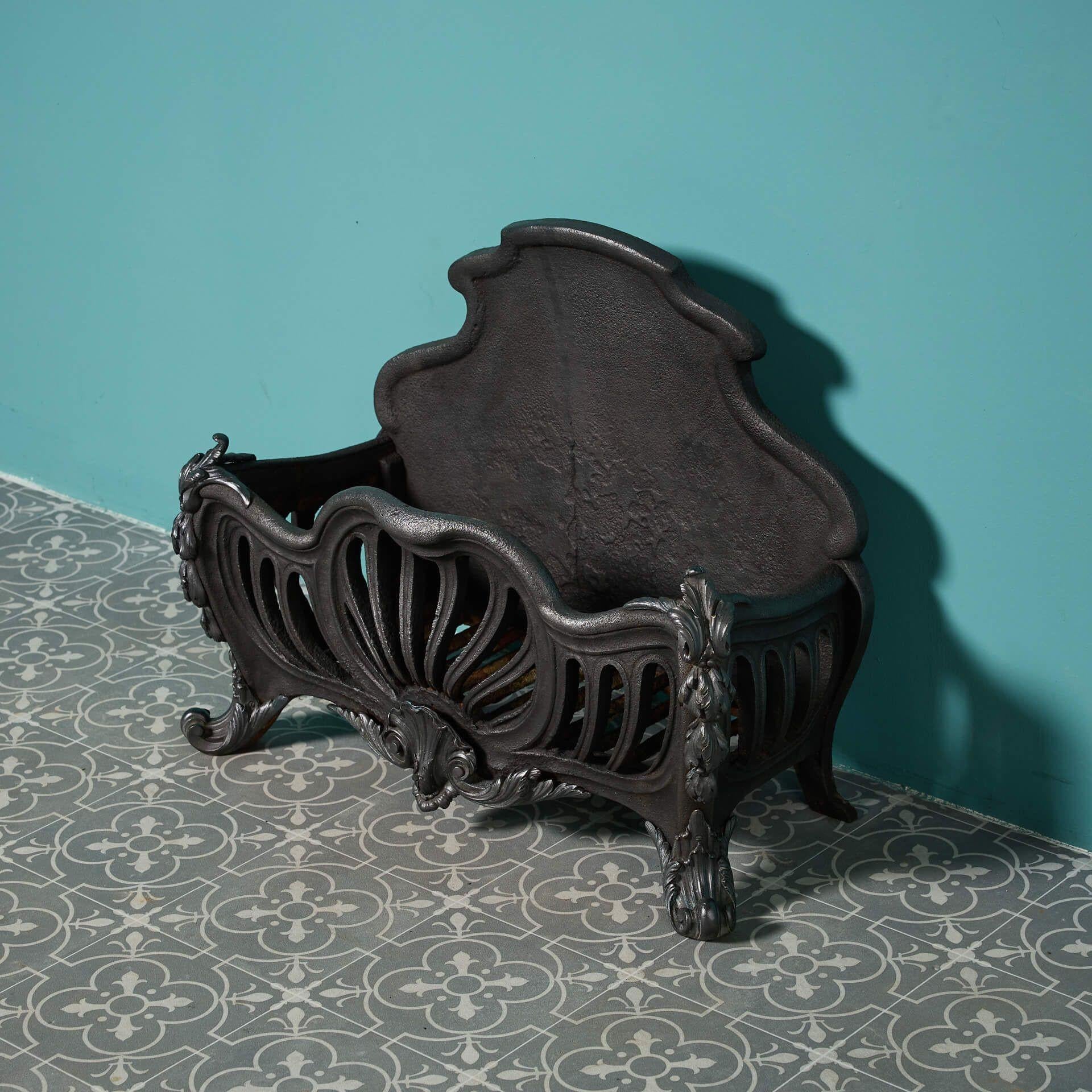 Inglese Griglia per camino in ghisa in stile rococò antico in vendita