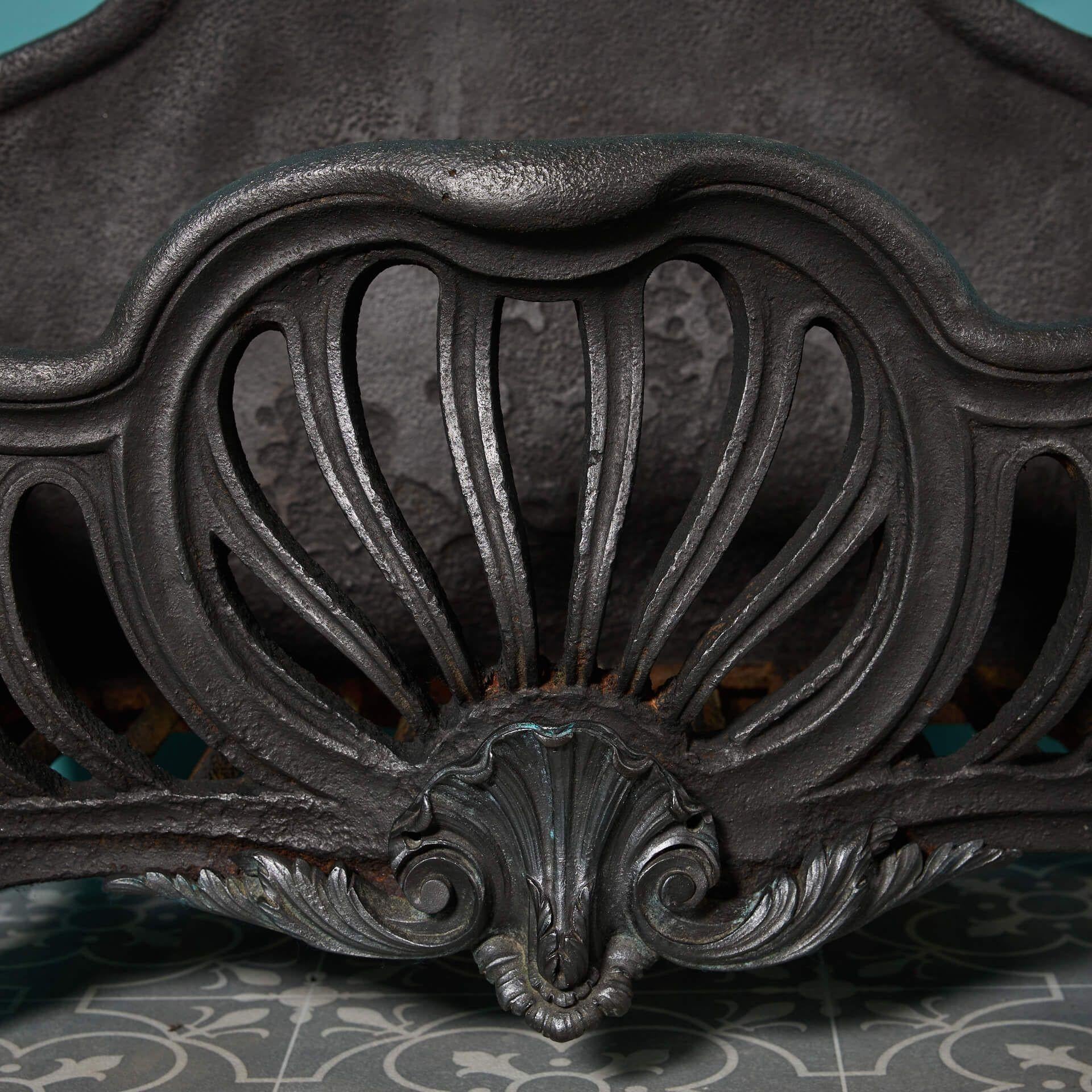 Calco Griglia per camino in ghisa in stile rococò antico in vendita