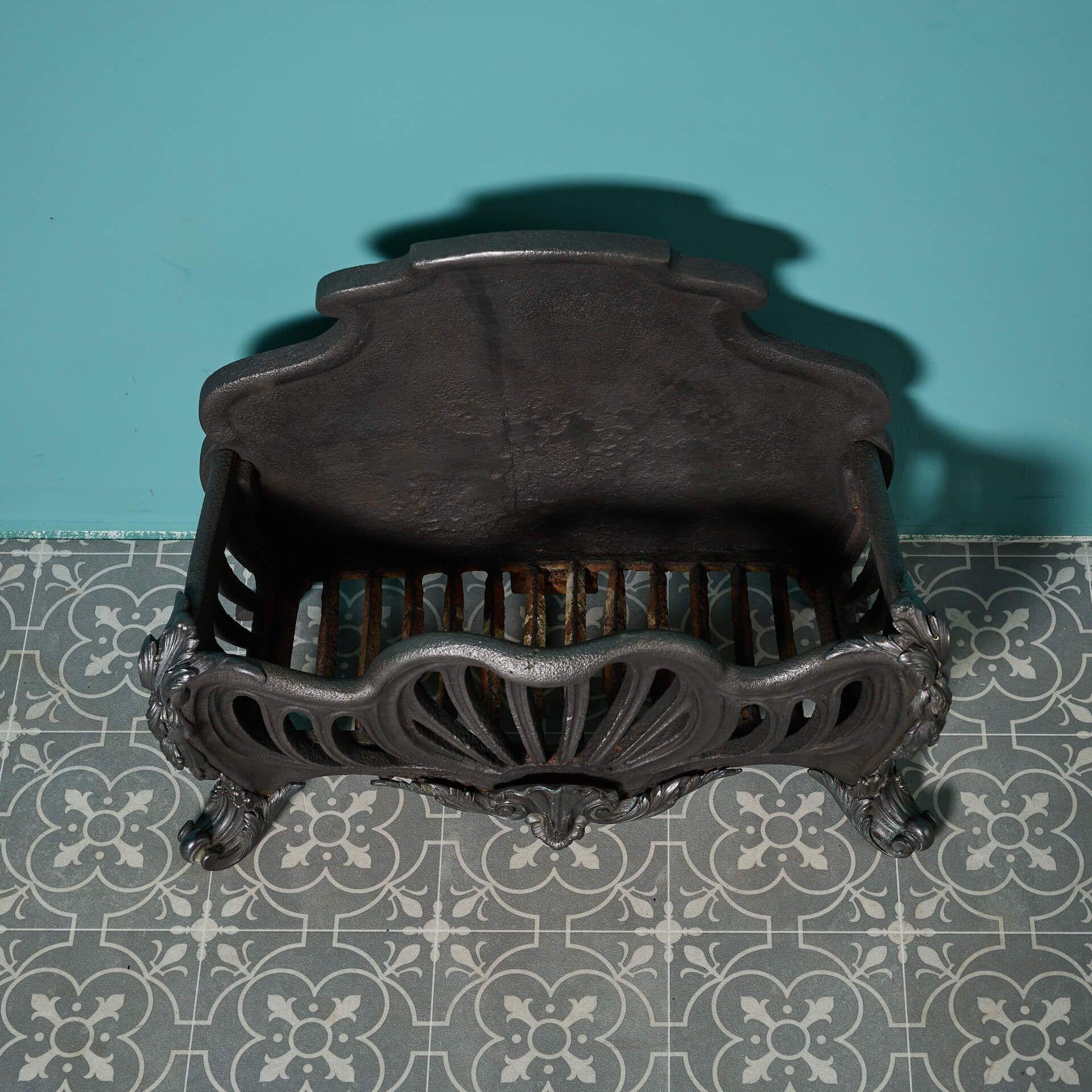 Griglia per camino in ghisa in stile rococò antico In condizioni discrete in vendita a Wormelow, Herefordshire