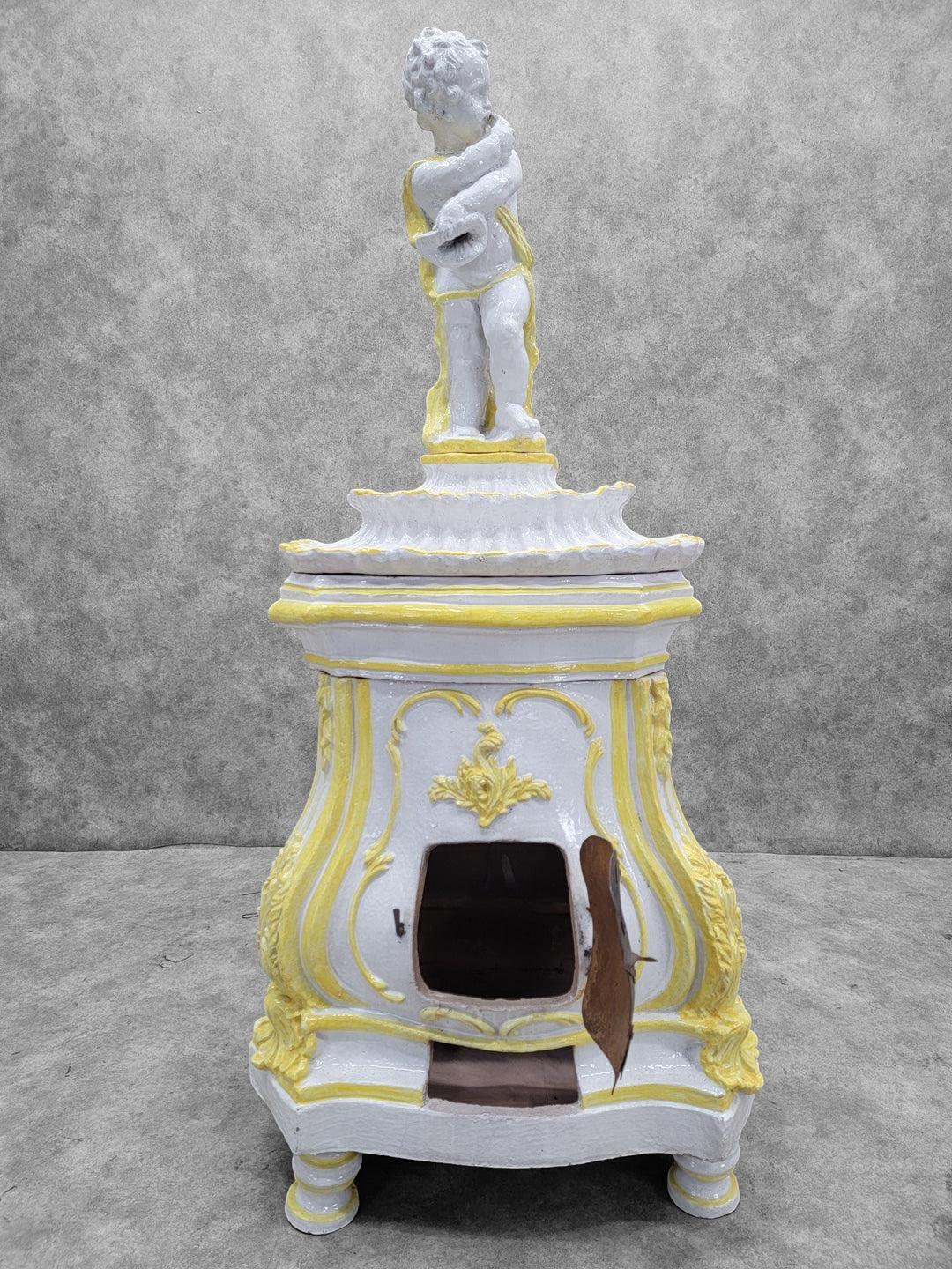 Antigua estufa de terracota esmaltada de mayólica italiana de estilo rococó

Esta estufa de terracota esmaltada de mayólica italiana del siglo XIX ejemplifica el arte de la cerámica artesanal. Con un vibrante esmalte de estaño amarillo y blanco,