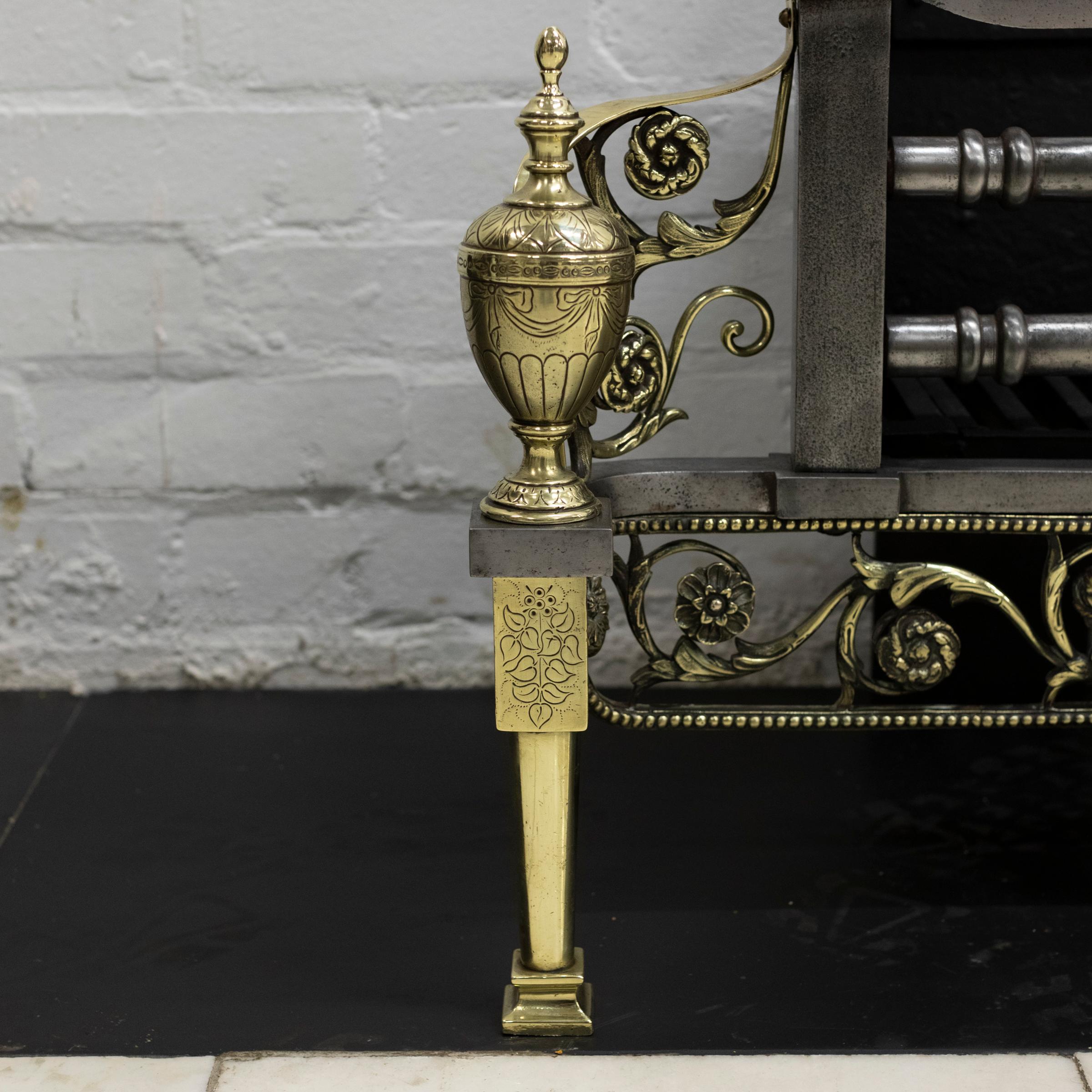 Rococo Panier de cheminée antique de style rococo en acier poli et laiton avec griffons en vente