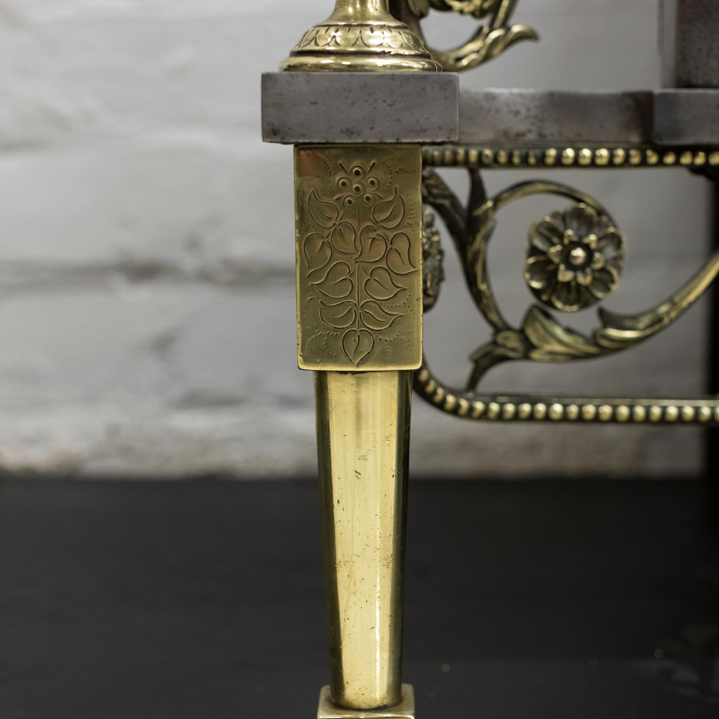 20ième siècle Panier de cheminée antique de style rococo en acier poli et laiton avec griffons en vente