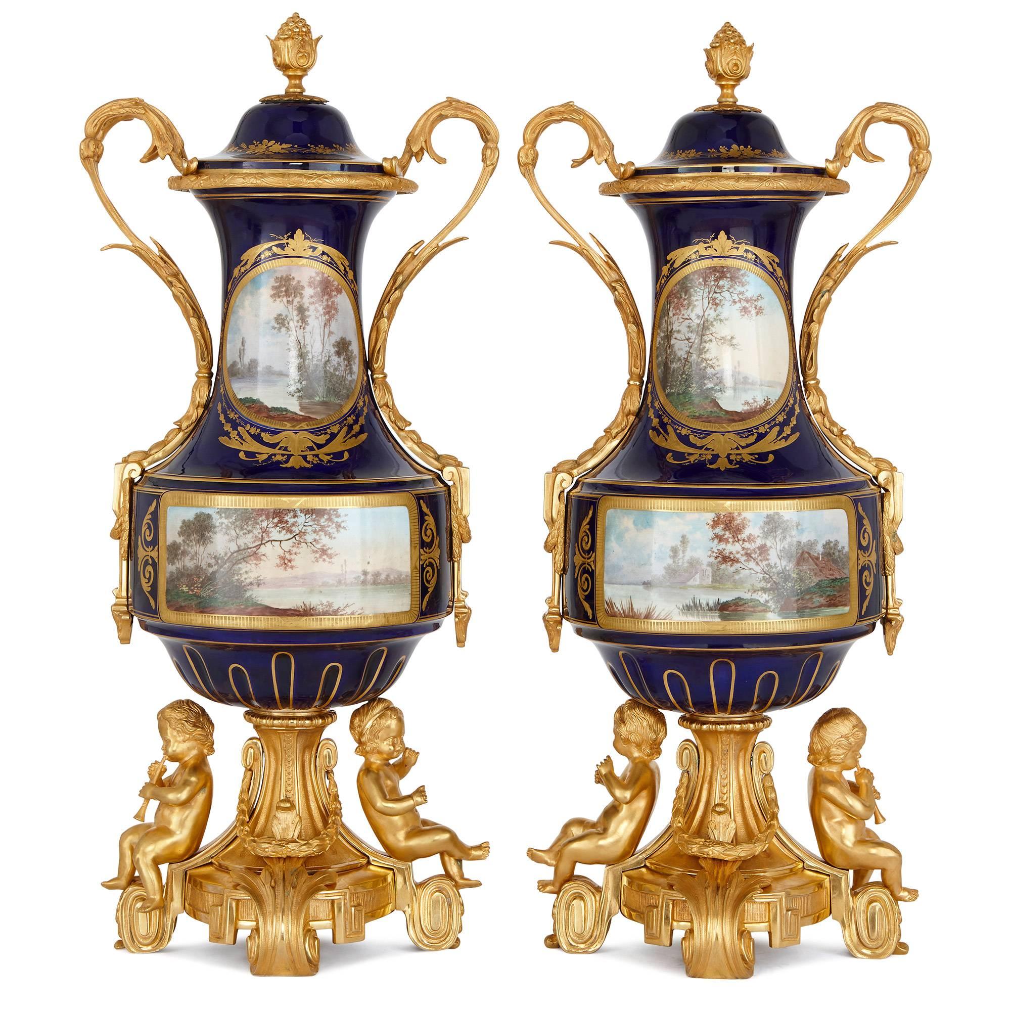 Rococo Garnitures d'horloge de style rocococo anciennes en porcelaine et bronze doré en vente