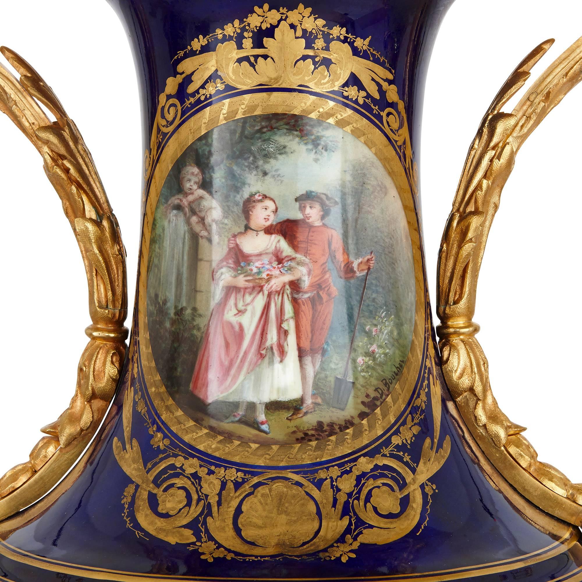 Français Garnitures d'horloge de style rocococo anciennes en porcelaine et bronze doré en vente
