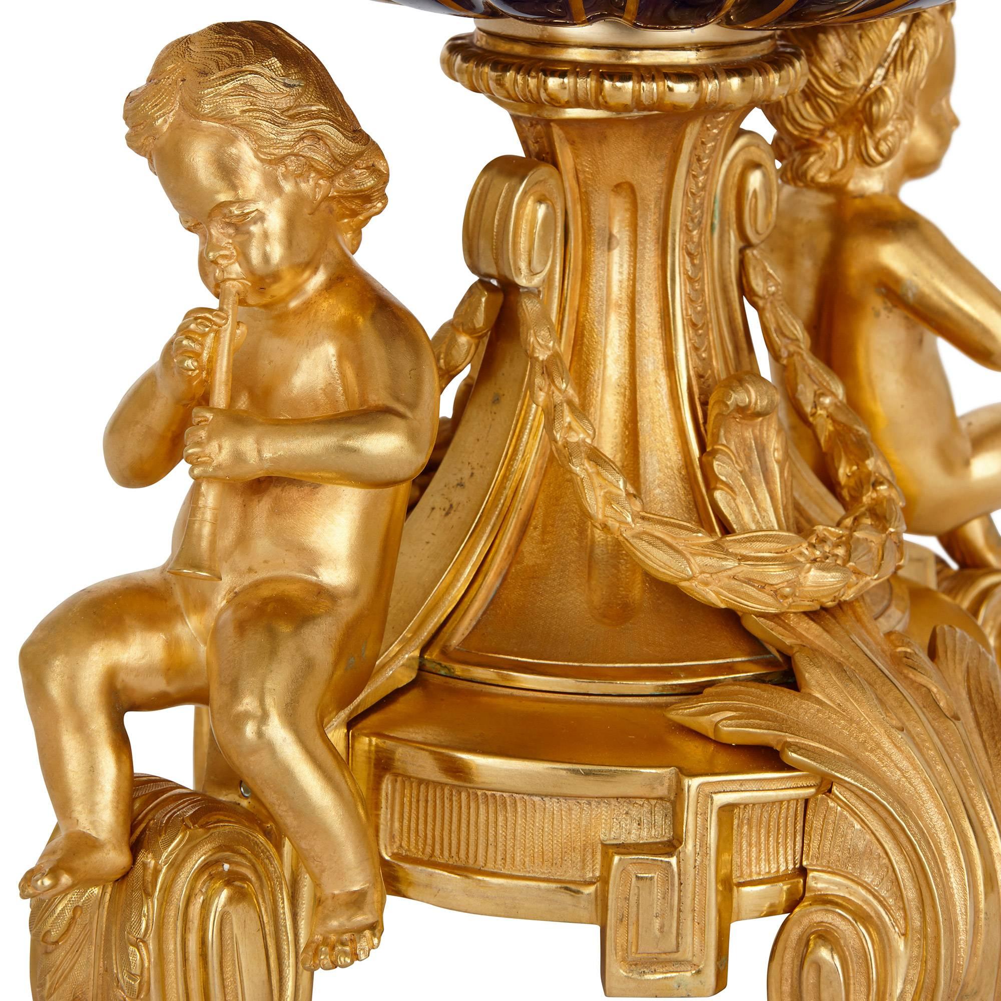 Peint à la main Garnitures d'horloge de style rocococo anciennes en porcelaine et bronze doré en vente