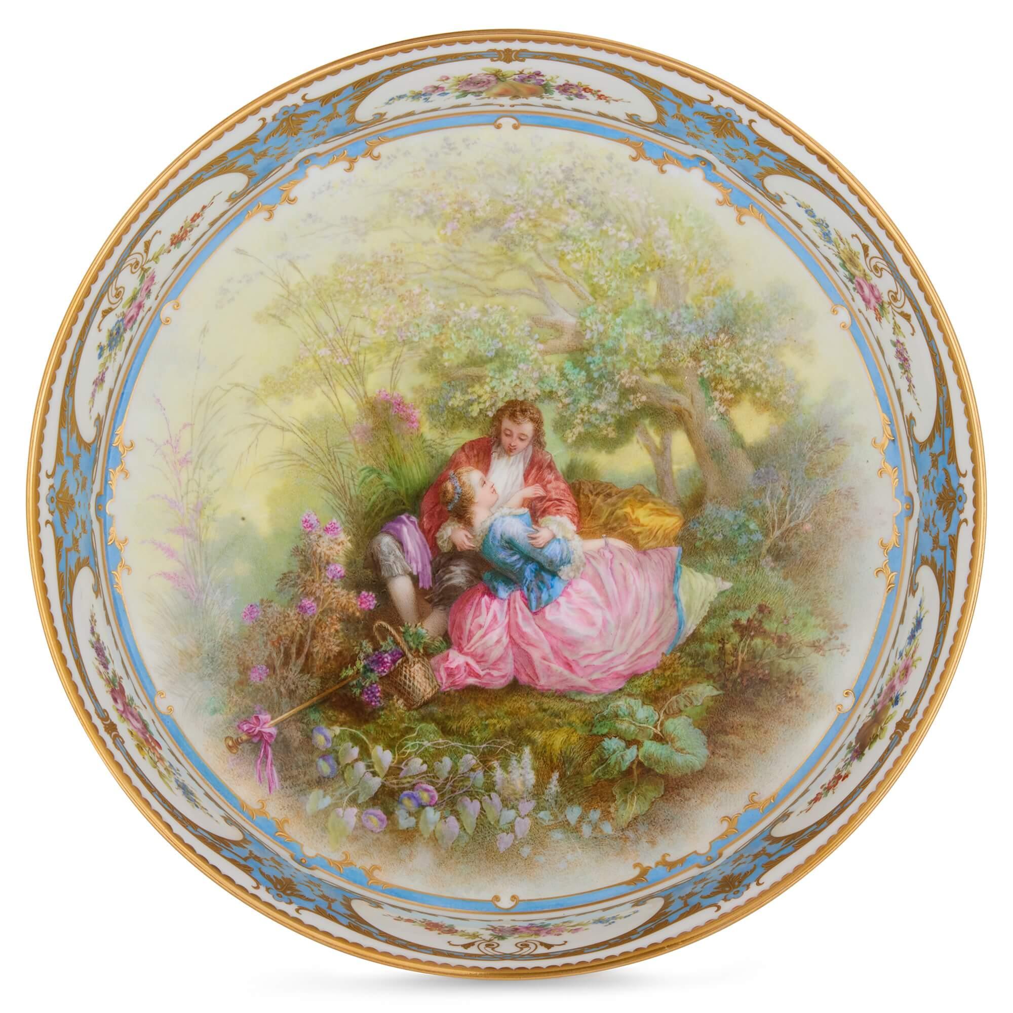 Antico centrotavola in porcellana in stile rococò di Sèvres
Francese, 1876
Altezza 24 cm, diametro 33,5 cm

Realizzato nel 1876 da Sèvres, questo eccezionale centrotavola è ornato da brillanti scene in stile rococò dipinte a mano. 

L'interno della