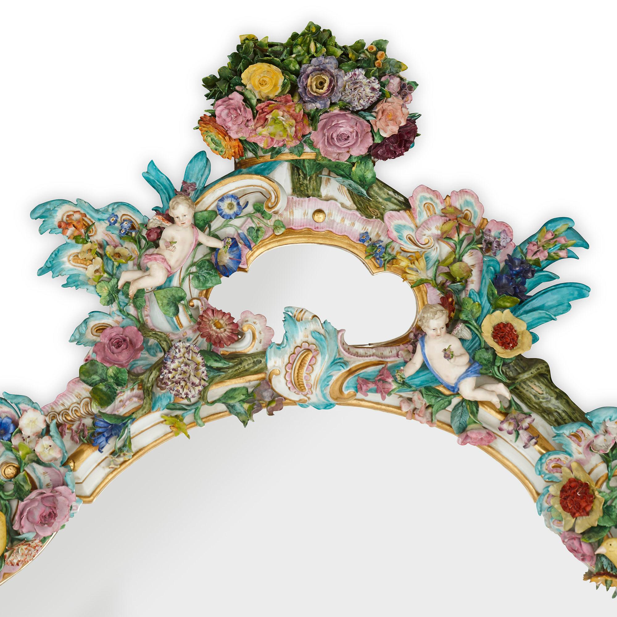 Dieser Spiegel wurde von der berühmten Meissener Porzellanmanufaktur hergestellt:: die 1710 gegründet wurde und von den größten europäischen Adligen gefördert wurde. Er ist mit einem aufwendigen Dekor im Stil des Rokoko versehen. 

Der rechteckige