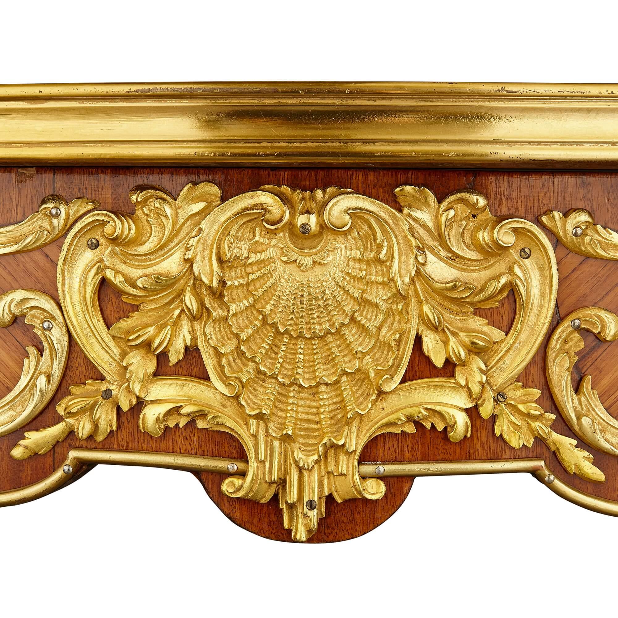 Ancienne table centrale de style rococo en bois de rose, bronze doré et marbre Bon état - En vente à London, GB