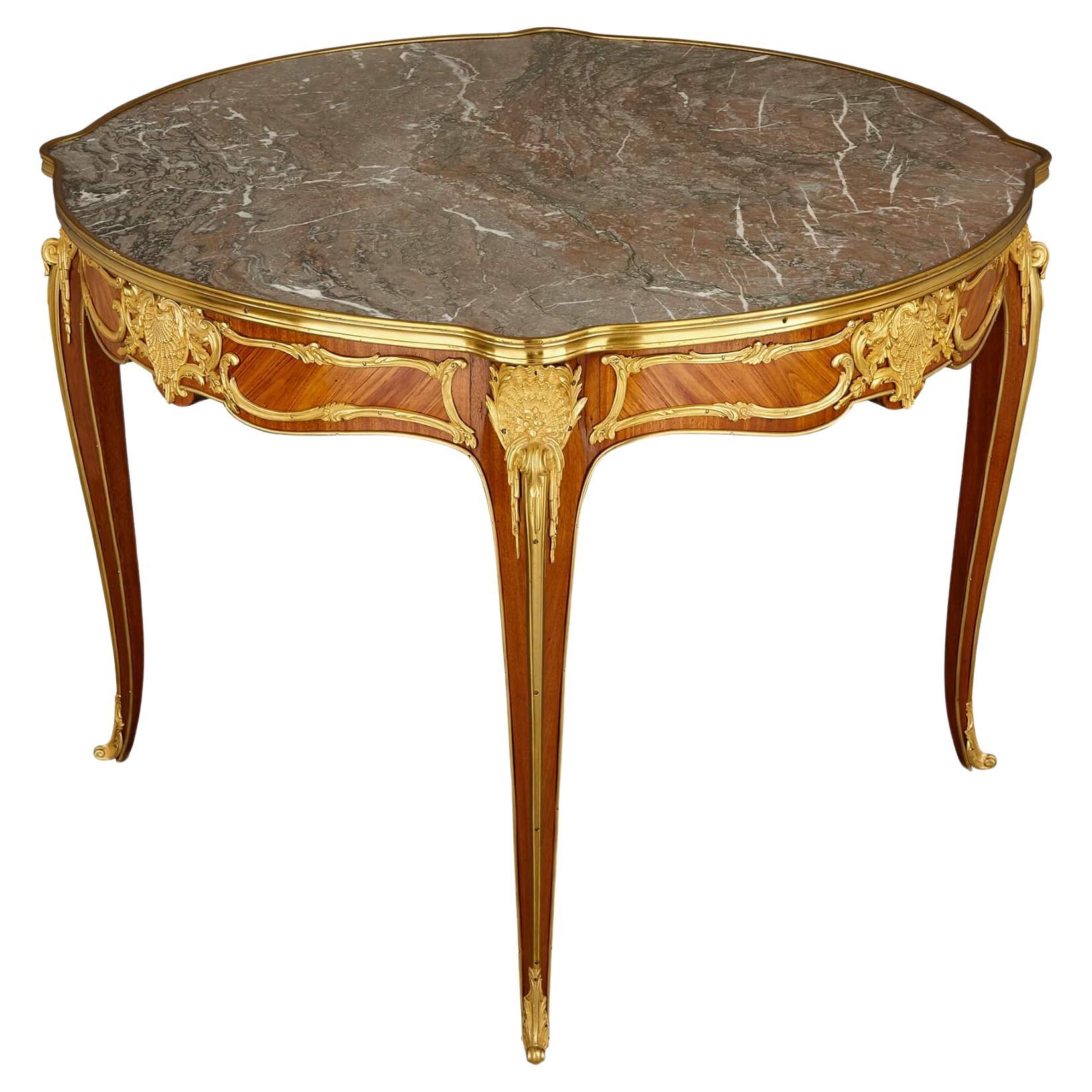 Ancienne table centrale de style rococo en bois de rose, bronze doré et marbre en vente