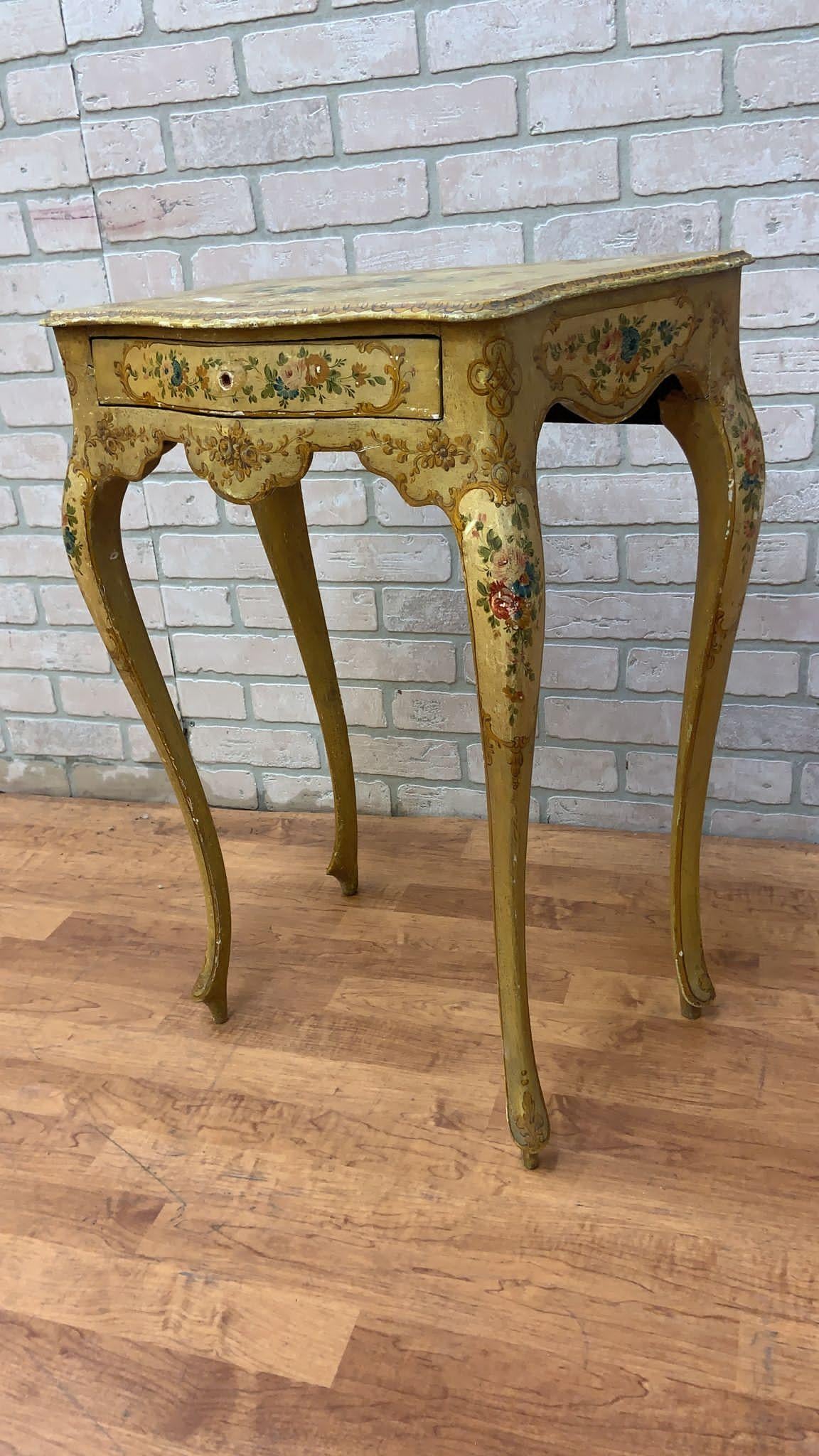 Italiano Antico stile rococò veneziano dipinto a mano, scrivania e tavolini, set di 3
