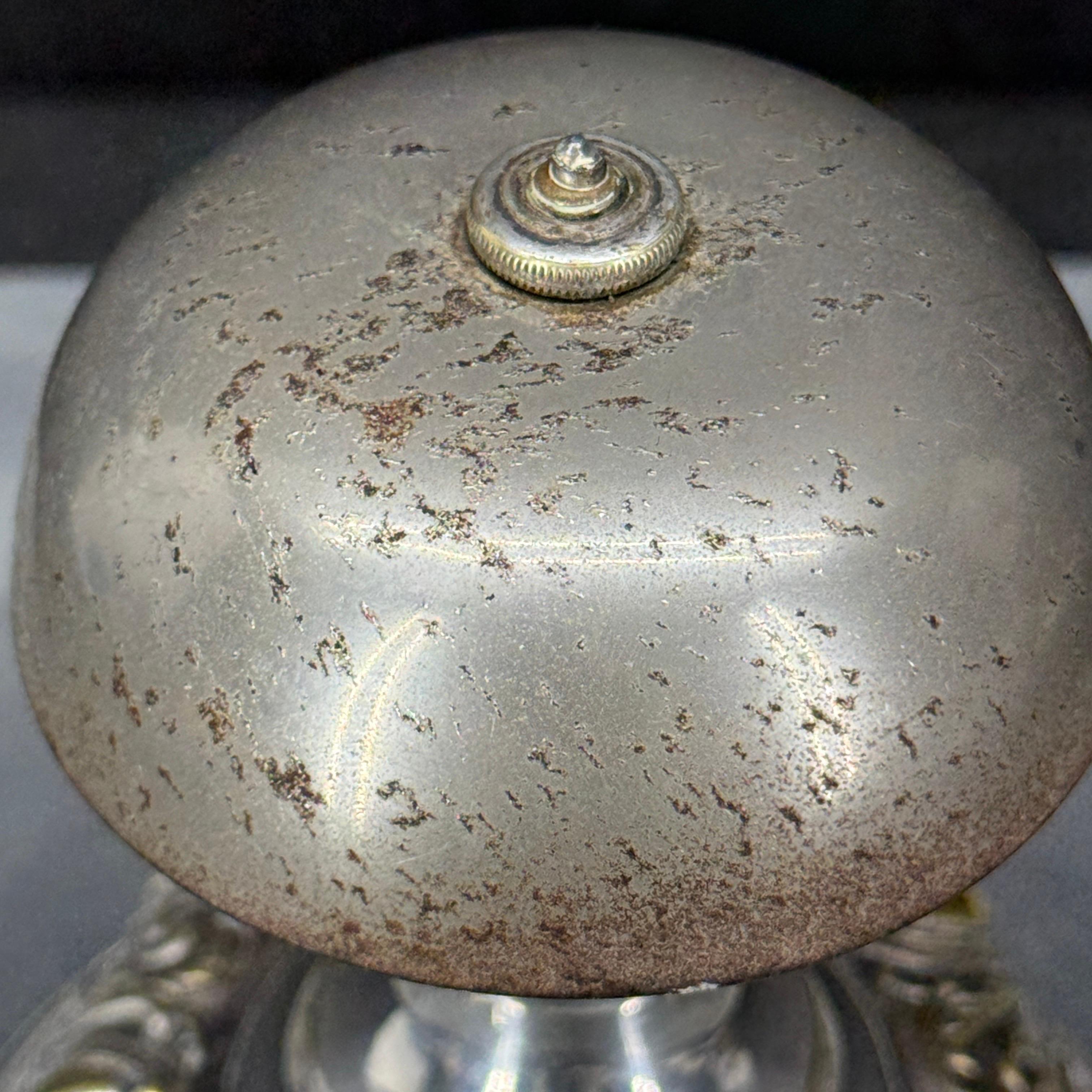 Antica campana da tavolo rococò vintage in argento per la reception in vendita 3