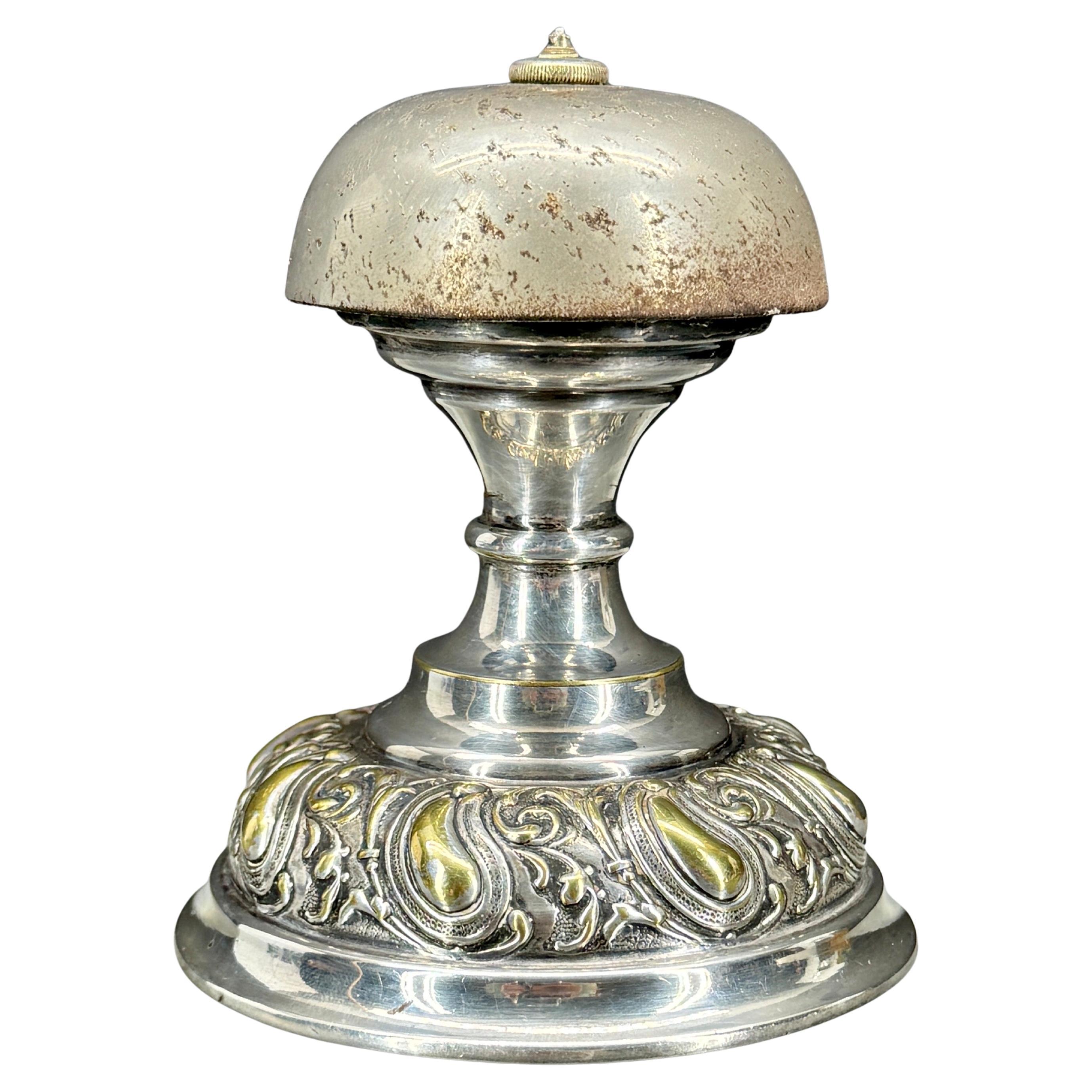 Antica campana da tavolo rococò vintage in argento per la reception in vendita 4