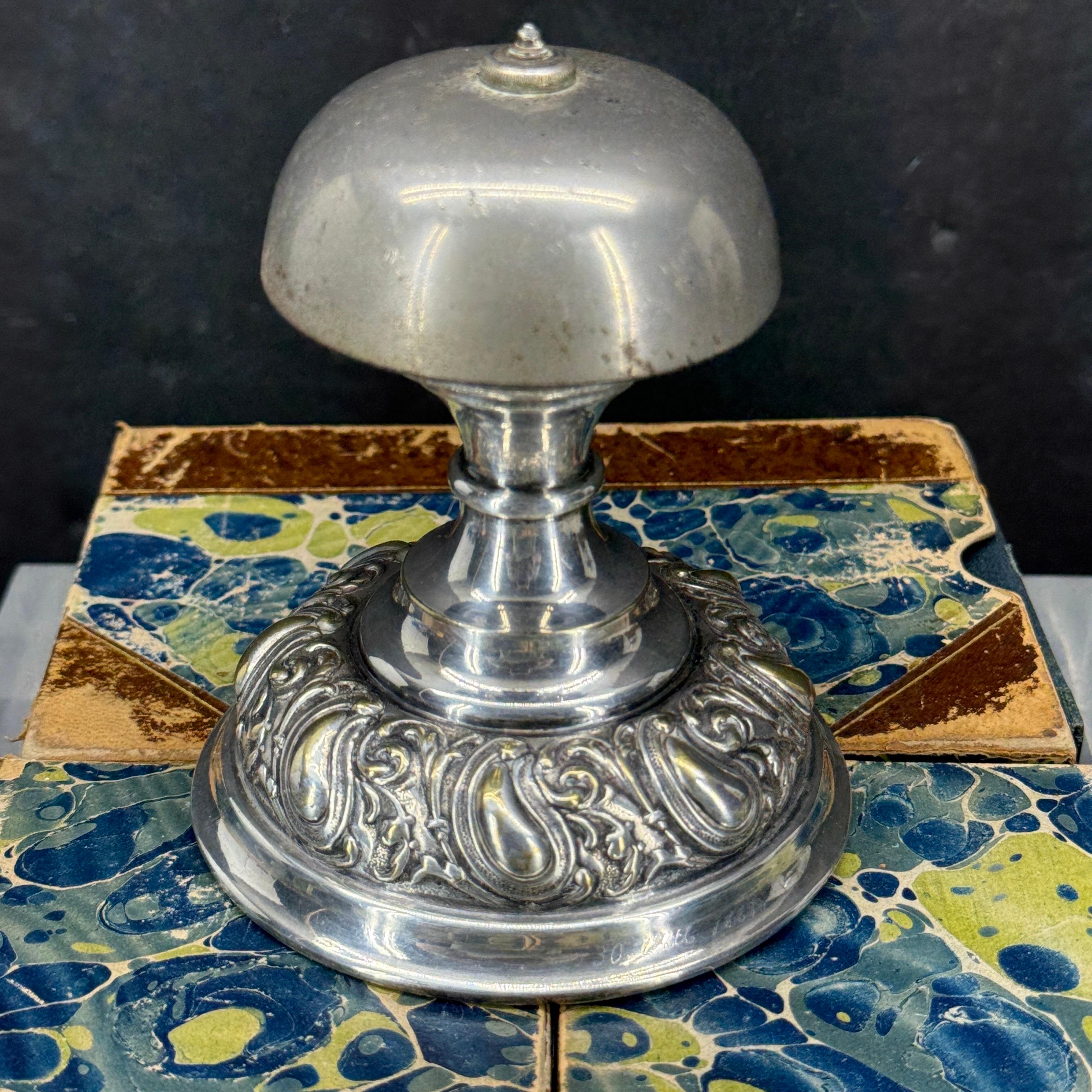 Danese Antica campana da tavolo rococò vintage in argento per la reception in vendita