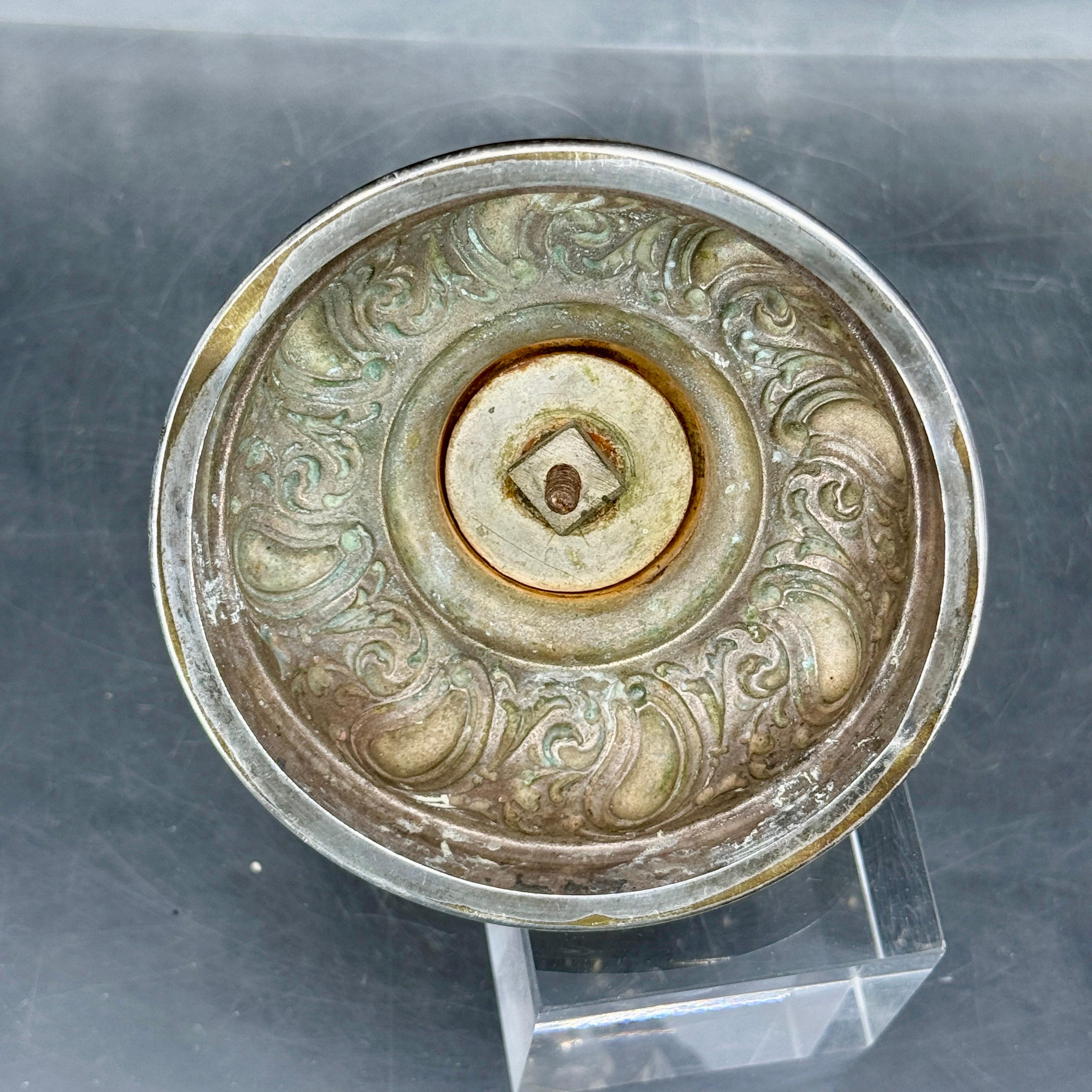 Fatto a mano Antica campana da tavolo rococò vintage in argento per la reception in vendita
