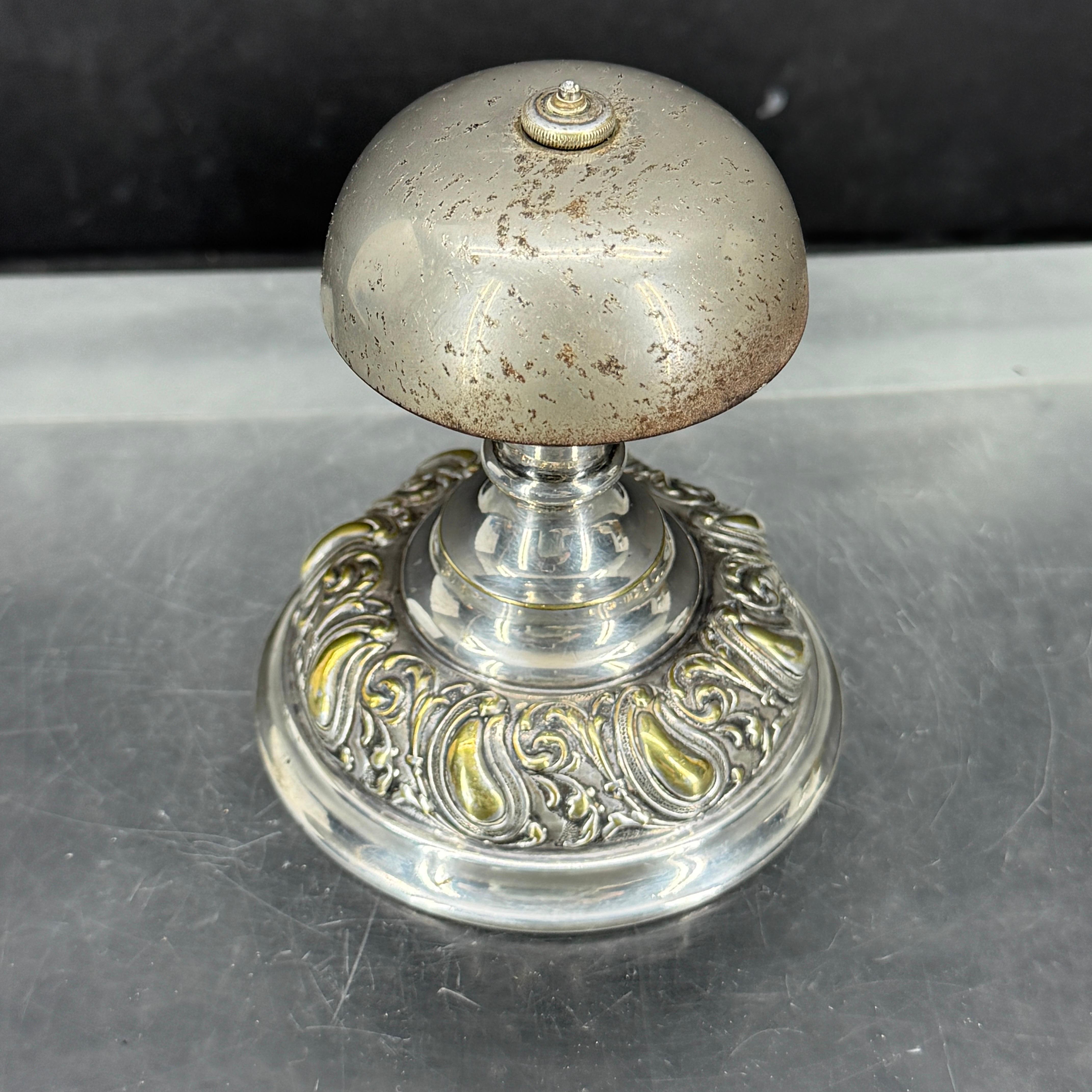 Placcato argento Antica campana da tavolo rococò vintage in argento per la reception in vendita