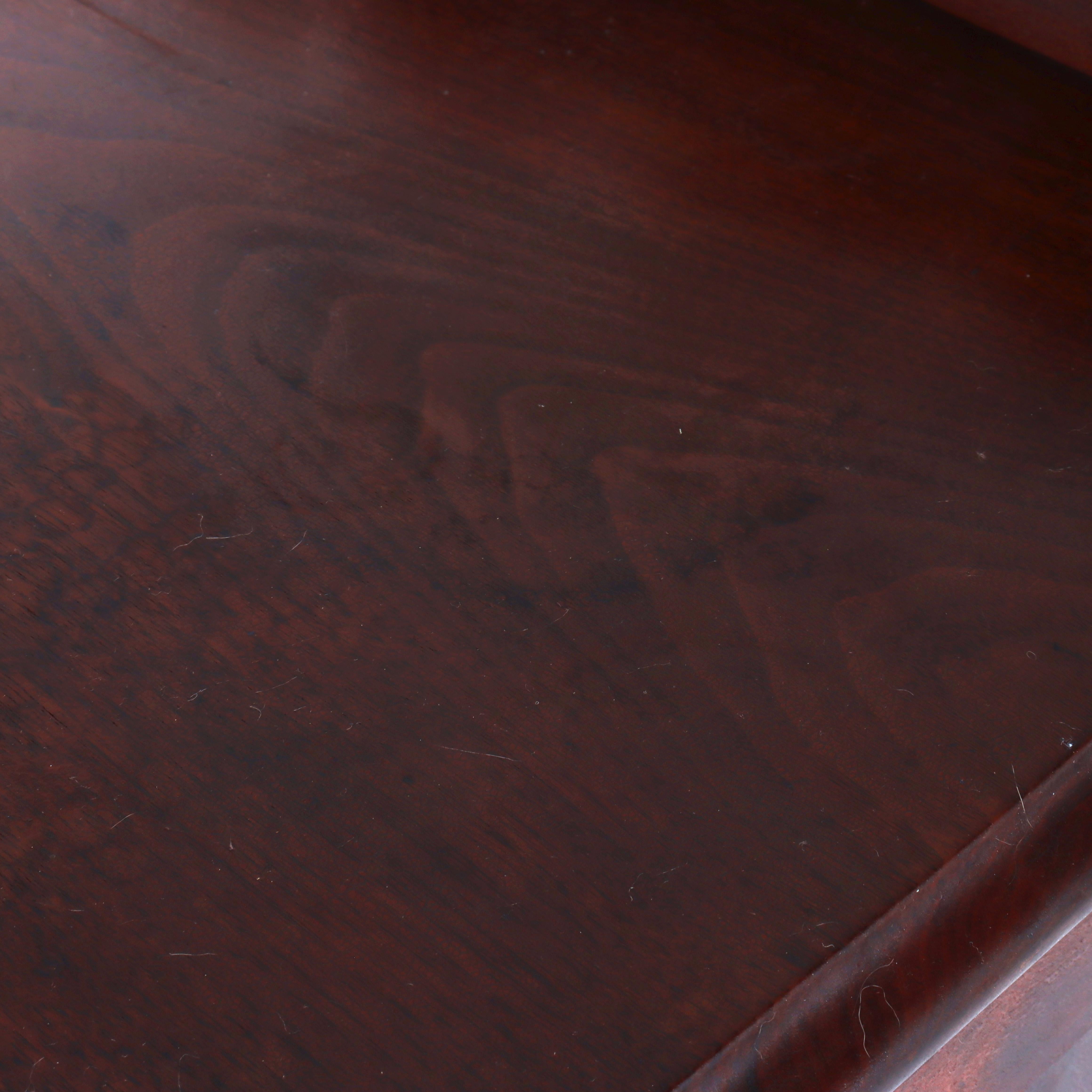 Antique Rococo Walnut 3-Drawer Commode With Back Splash & Carved Pulls in vendita 1