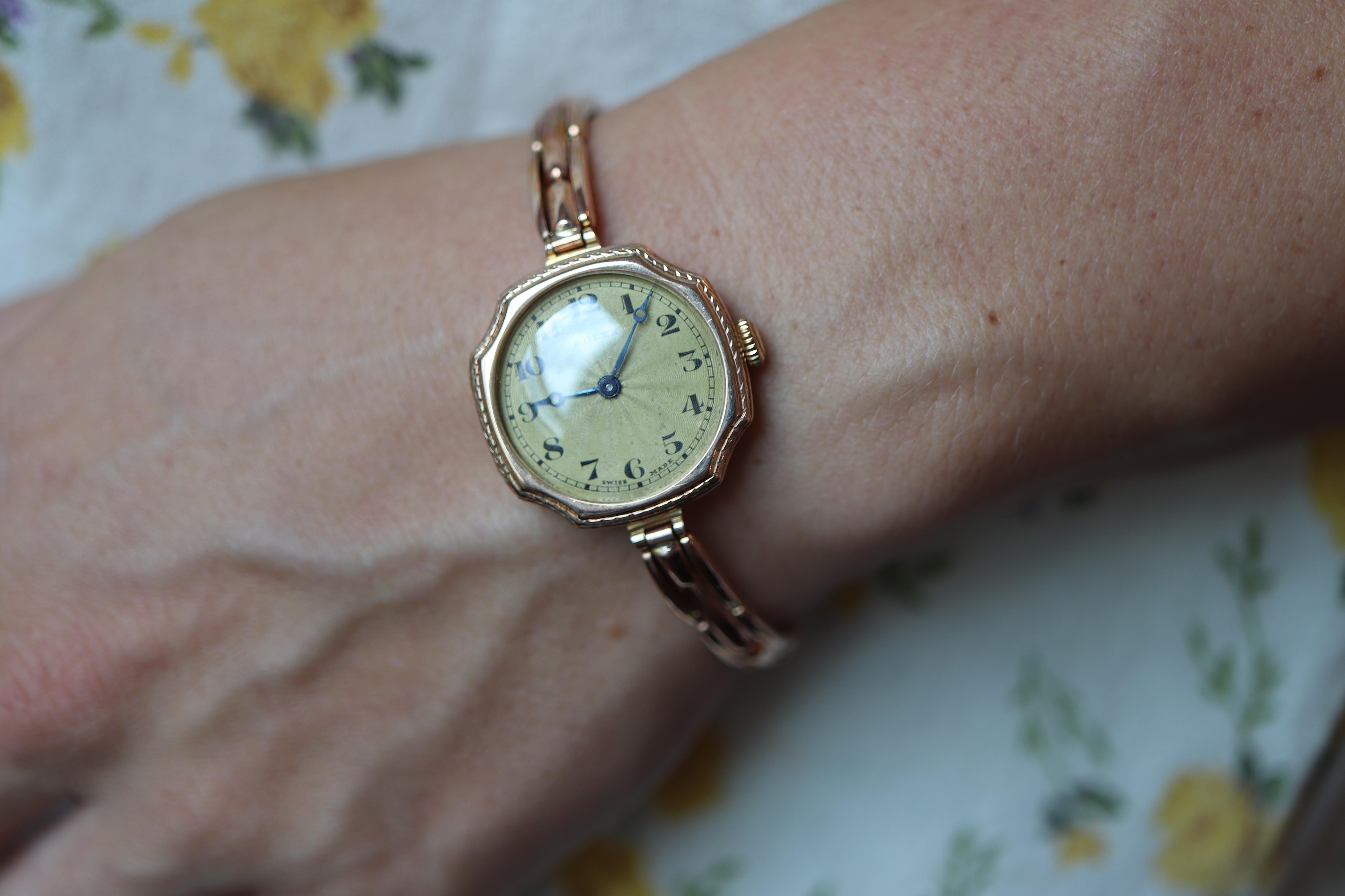 Orologio da polso Rolex da donna con movimento meccanico. Circa anni '30.
Guarda la bellezza. Meccanismo di avvolgimento manuale.

rif. 0902

La cassa è in oro rosa 9k. Bracciale in oro rosa.

Dettagli
cassa da 25 mm
Il braccialetto è