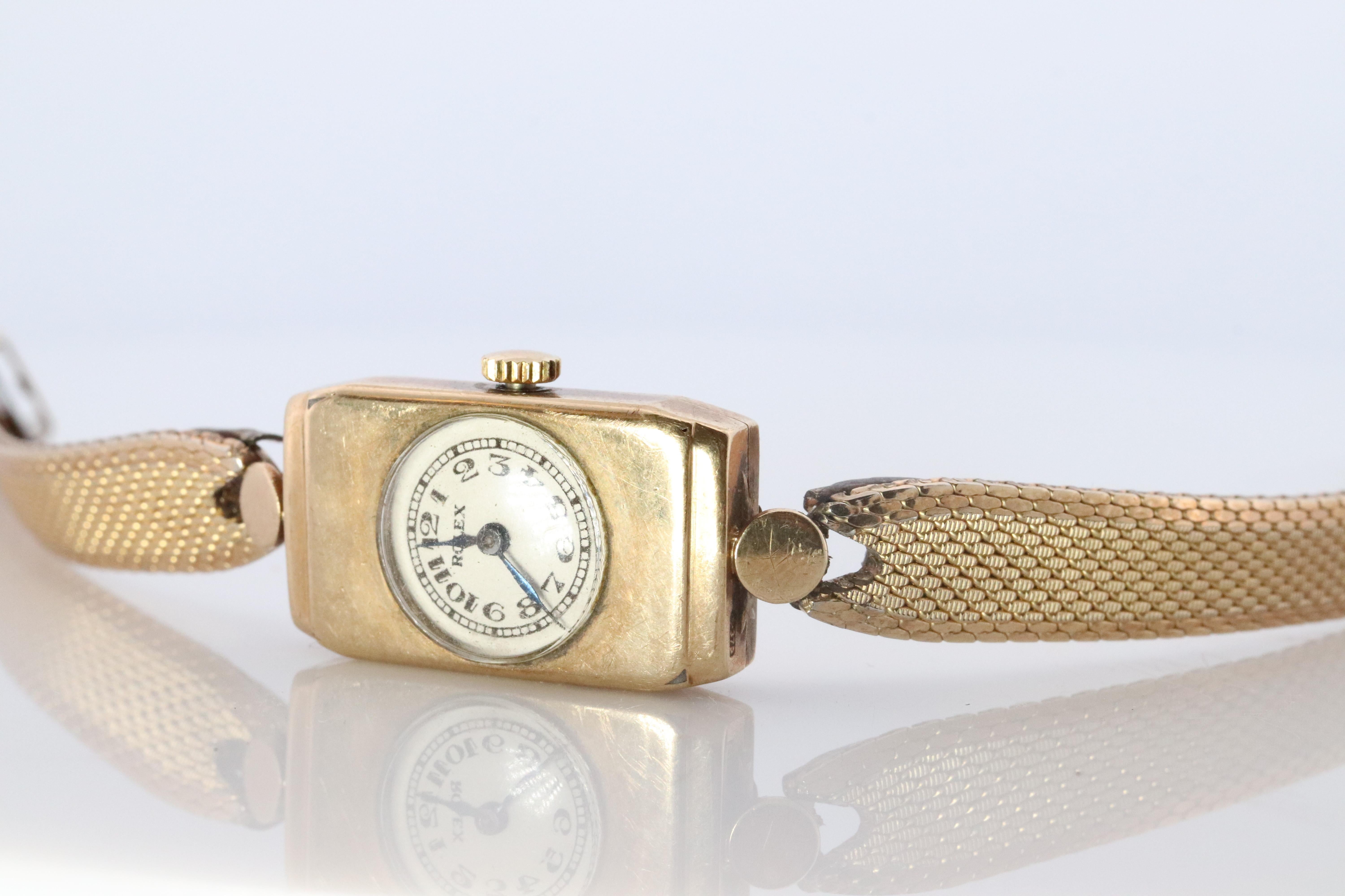 Rolex Ladies mechanical Movement Wristwatch. Circa 1930s.
Belle montre. Mécanisme de remontage manuel.

réf. 2699

Le boîtier est en or jaune 9k. Le bracelet est en or 10k de Kreisler.

Détails
Boîtier de 13 mm sur 23 mm
Taille du poignet réglable