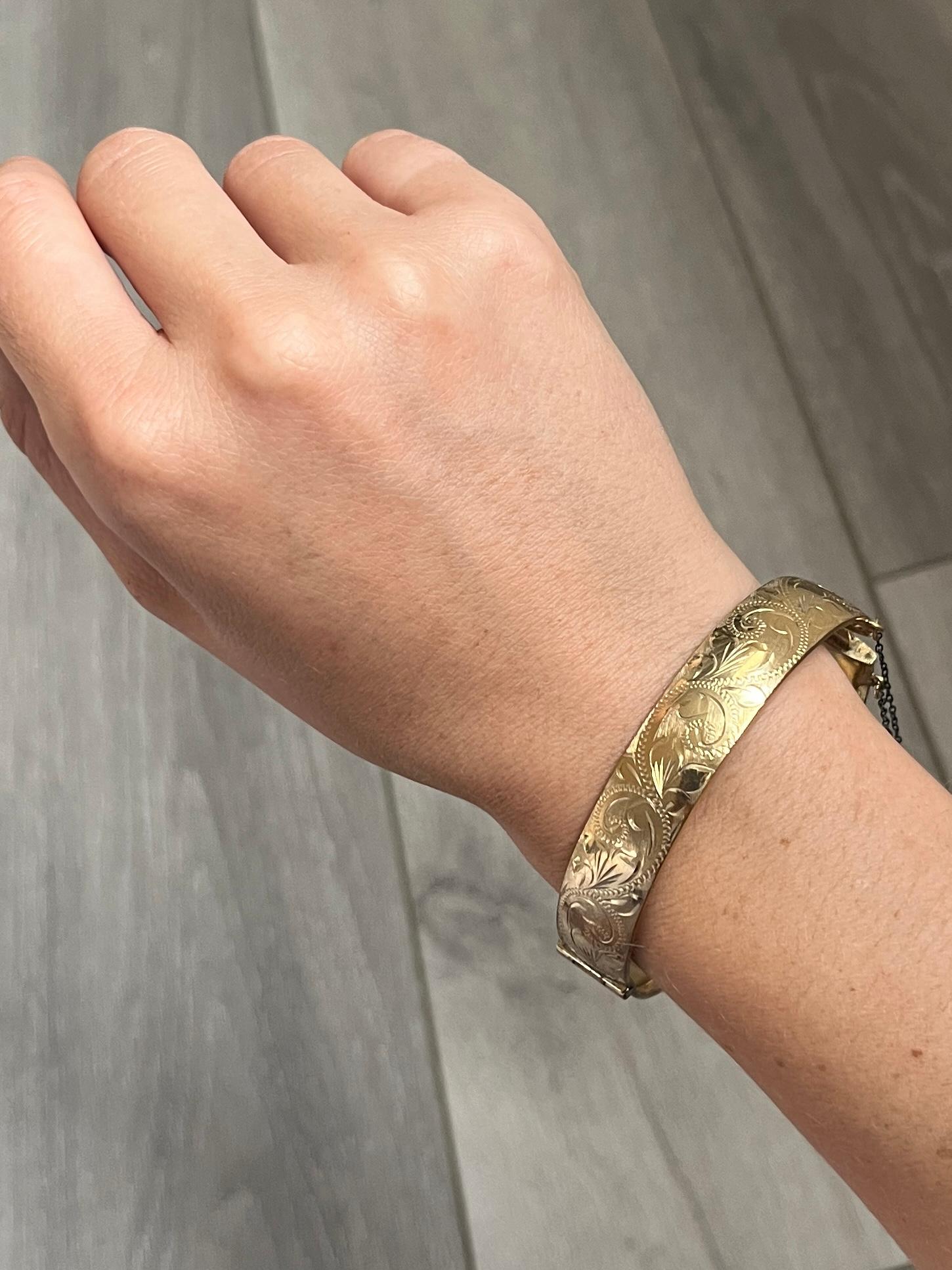 Questo splendido braccialetto in oro laminato presenta una meravigliosa incisione. 

Diametro interno del punto più largo: 6,1cm
Circonferenza interna:  17.5cm
Larghezza bracciale: 13 mm

Peso: 21 g