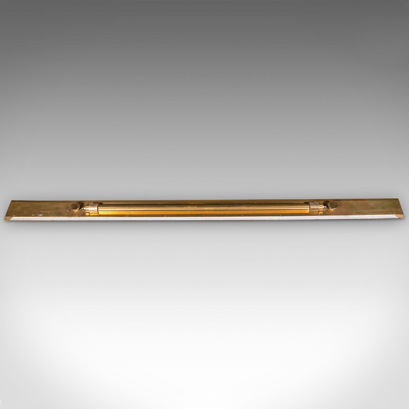 Il s'agit d'une belle règle à rouler ancienne en coffret. Instrument de cartographe ou d'architecte anglais en laiton, datant de la période édouardienne, vers 1910. Superbe exemple d'ingénierie de précision, cette pièce est idéale pour les