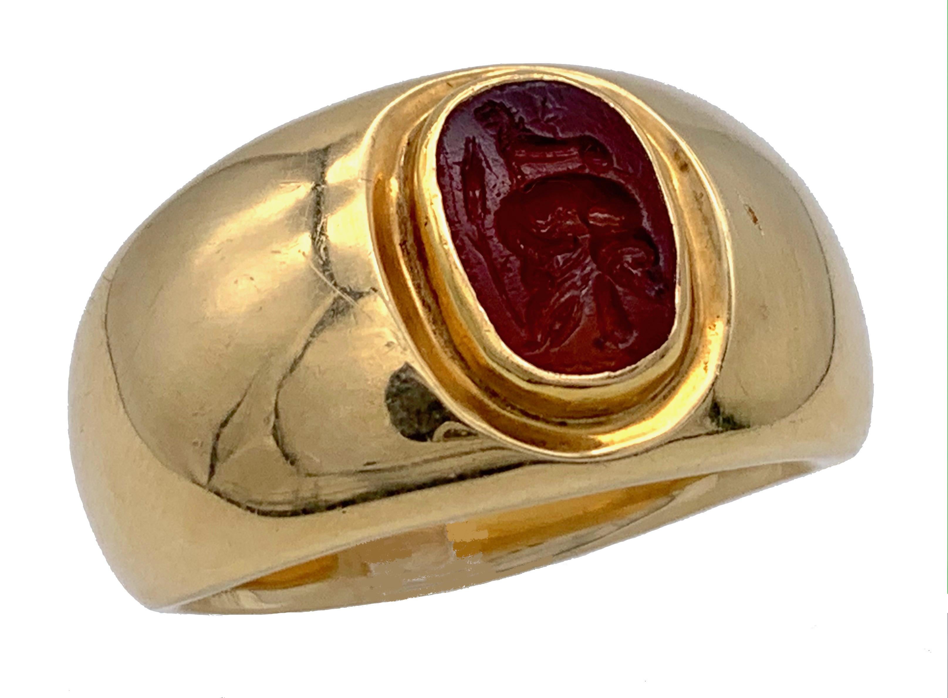 Stunning and massive 15 karat gold gentleman's ring with an exquisitely mounted oval agate intaglio carving depicting a butterfly, a lion, an ear and a helmet. The gem dates from the republican period around the year zero.
ringsize 12 - X