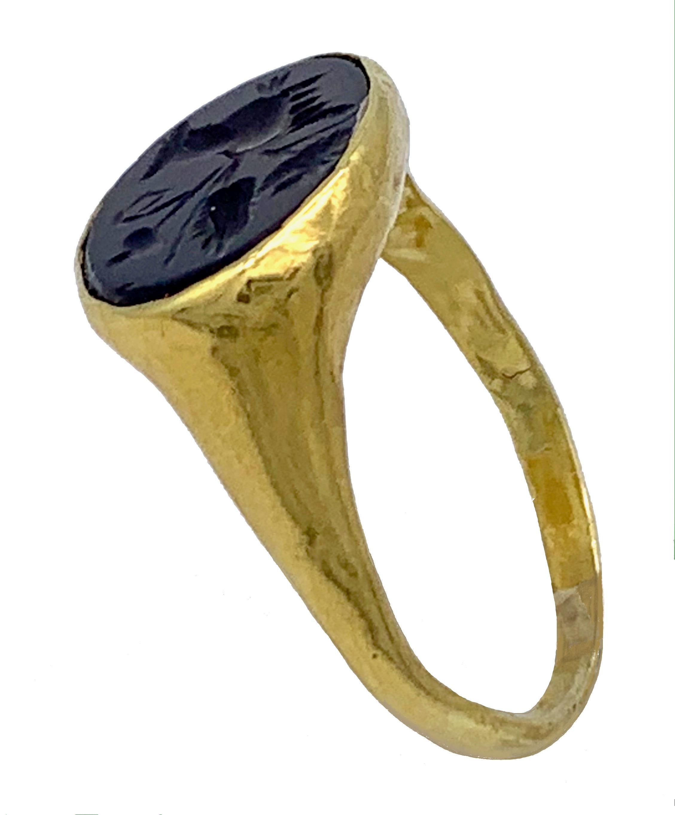 Antiker römischer Achat-Intaglio-Ring aus 18 Karat Gold, Symbol des Glücks und des guten Glücks (Ovalschliff) im Angebot