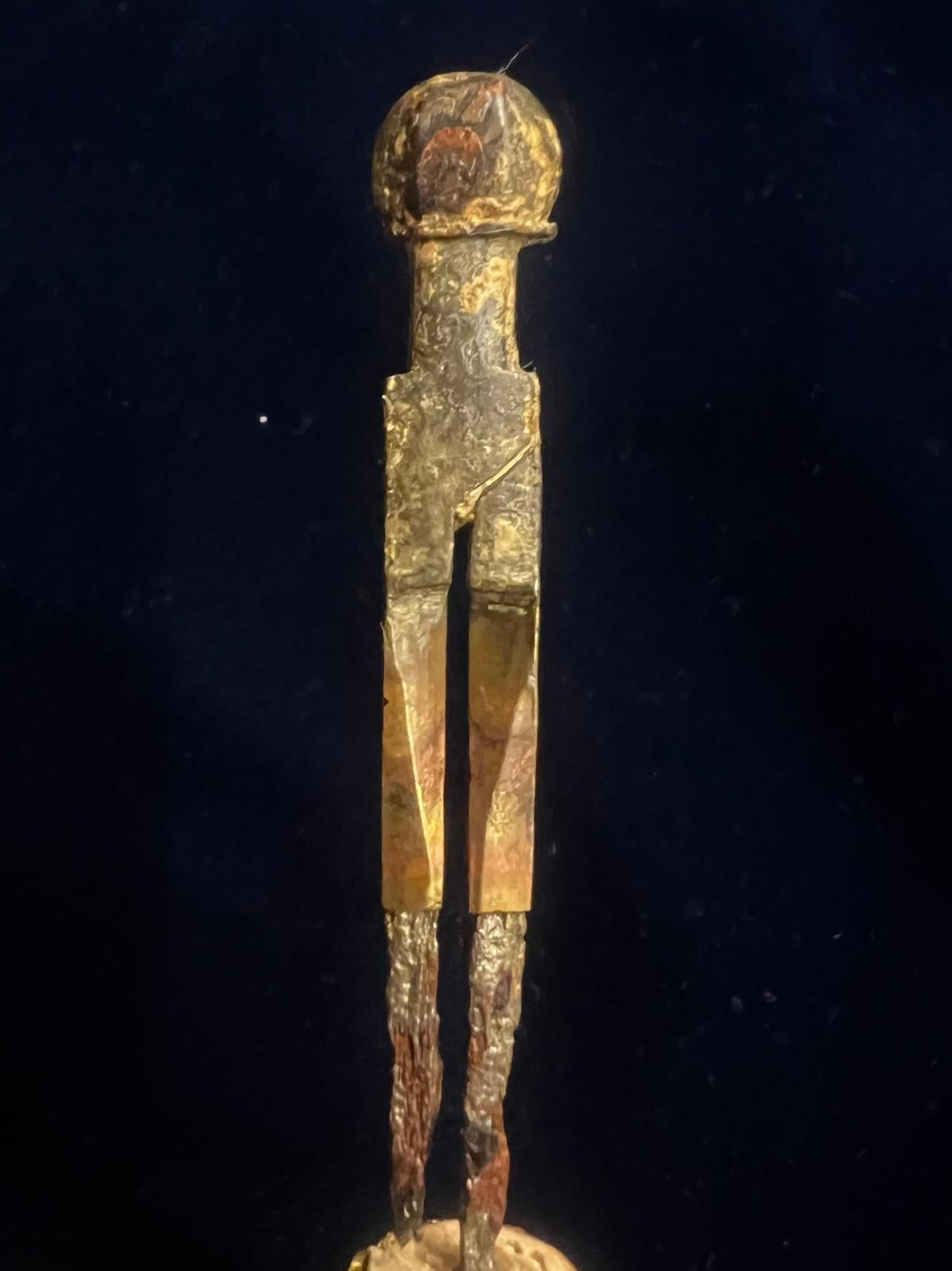 Compasso geometrico/divisore in bronzo antico estremamente raro e unico nel suo genere. È in condizioni eccellenti per la sua età. La bussola è esposta su un blocco di marmo scuro con un piedistallo, accompagnata da una moneta romana di bronzo del