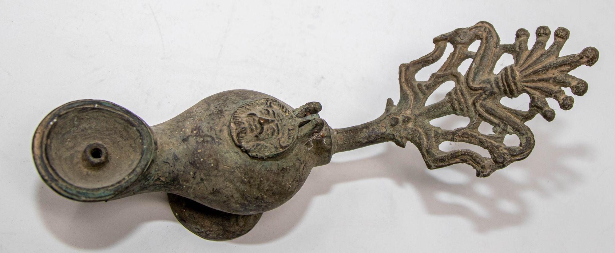 Lampe à huile ancienne de style byzantin romain en bronze en vente 7
