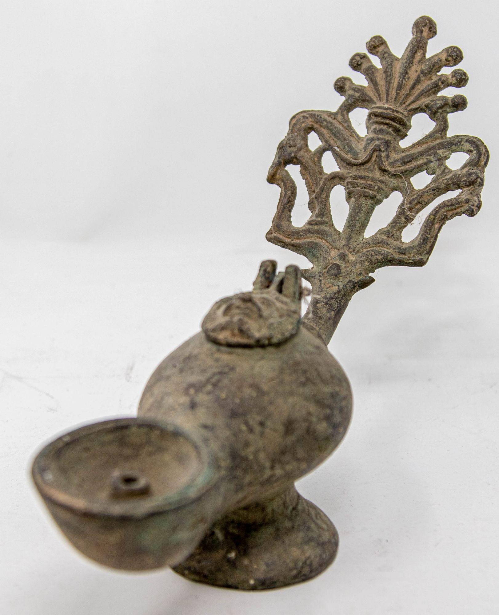 Islamique Lampe à huile ancienne de style byzantin romain en bronze en vente