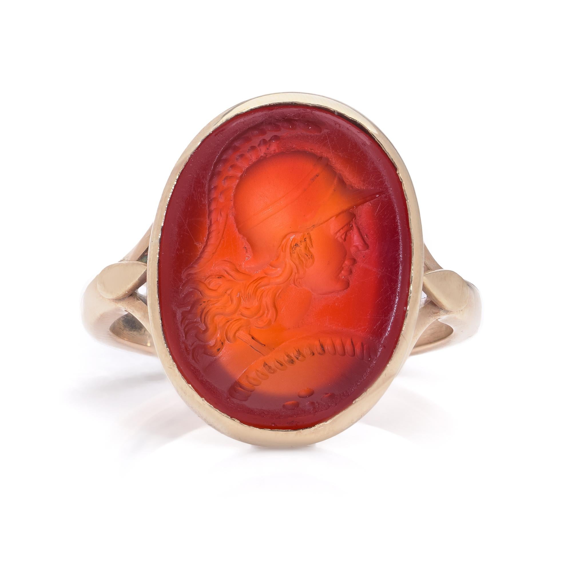 Romain classique Ancienne chevalière romaine en cornaline avec camée représentant un guerrier romain en vente