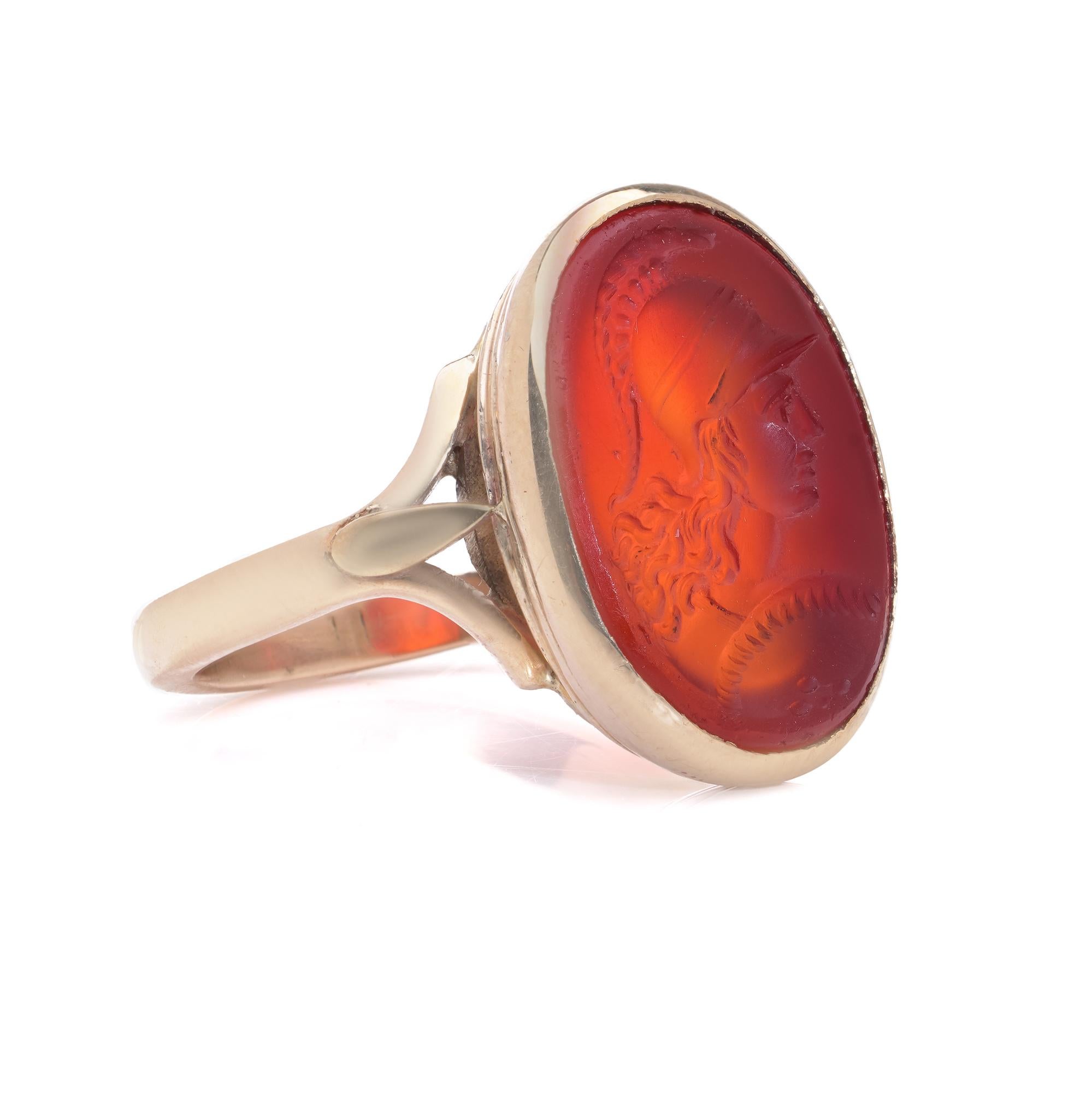 Taille ovale Ancienne chevalière romaine en cornaline avec camée représentant un guerrier romain en vente