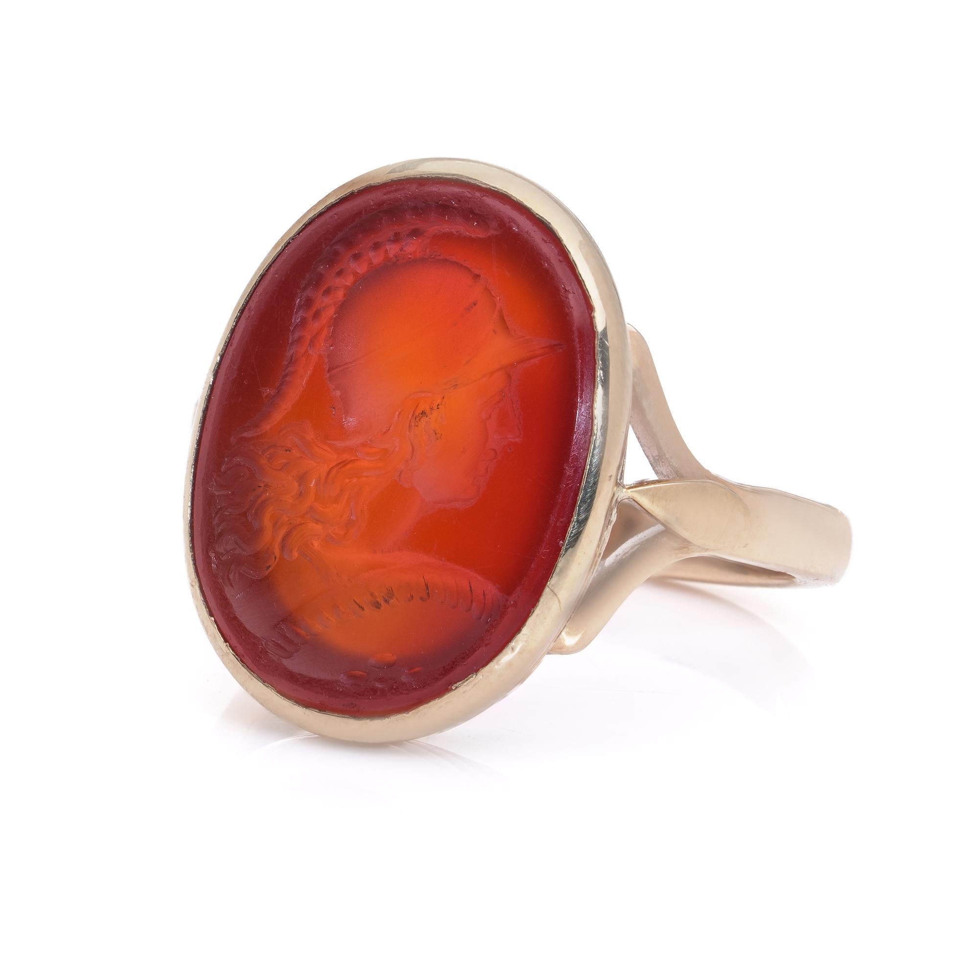 Ancienne chevalière romaine en cornaline avec camée représentant un guerrier romain Pour femmes en vente